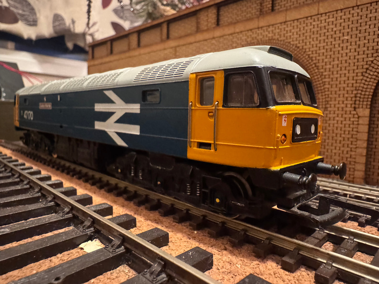 Hornby R307A (OO) British Railways Class 47 No.47170 “County of Norfolk” in BR Large Logo Blue 
