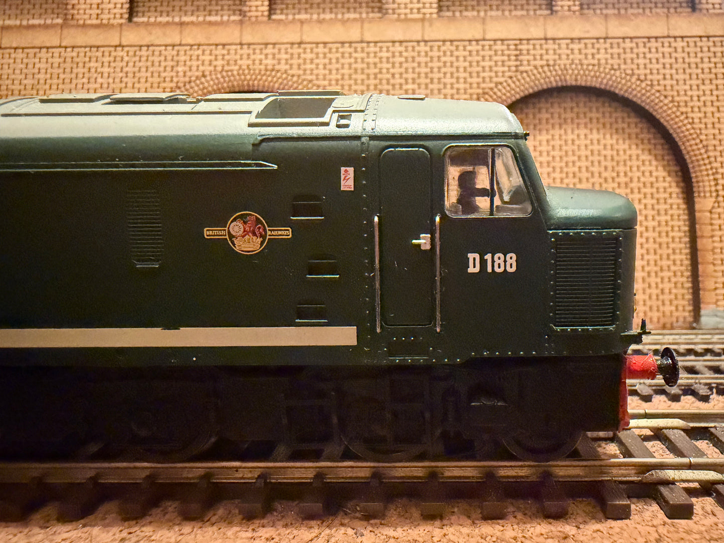 Bachmann 32-702DC (OO) British Railways, Sulzer / Brush Type 4 [Class 46] ‘Peak’ D188 in BR Green with small yellow ends. DCC Fitted 