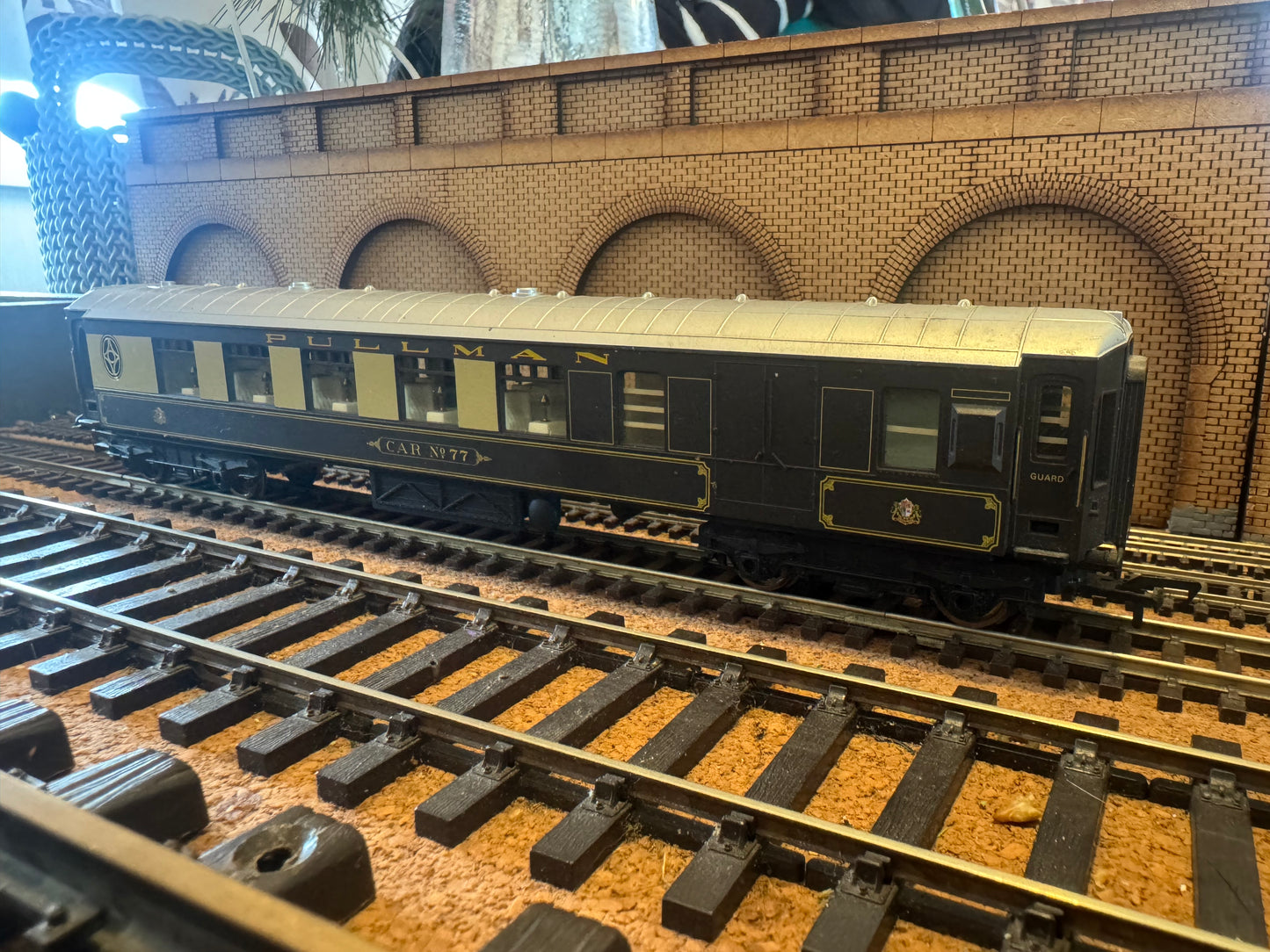 Hornby Railroad R236C (OO) Pullman Type K, Third Class Parlour Brake No.77 