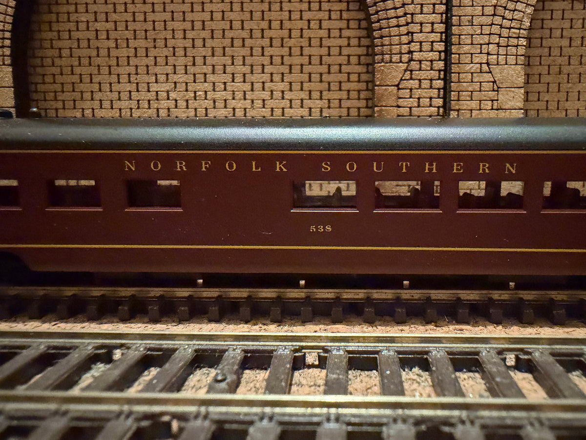 Con-Cor #0001-04072A (N Scale) Norfolk Southern 85ft Dining Car No.538 in NS Maroon. 