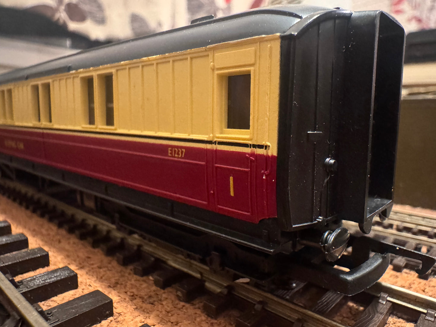 Hornby R419A (OO) Ex LNER ‘Gresley’ First Class Sleeping Car No.E1237 in British Railways Blood & Custard Livery 