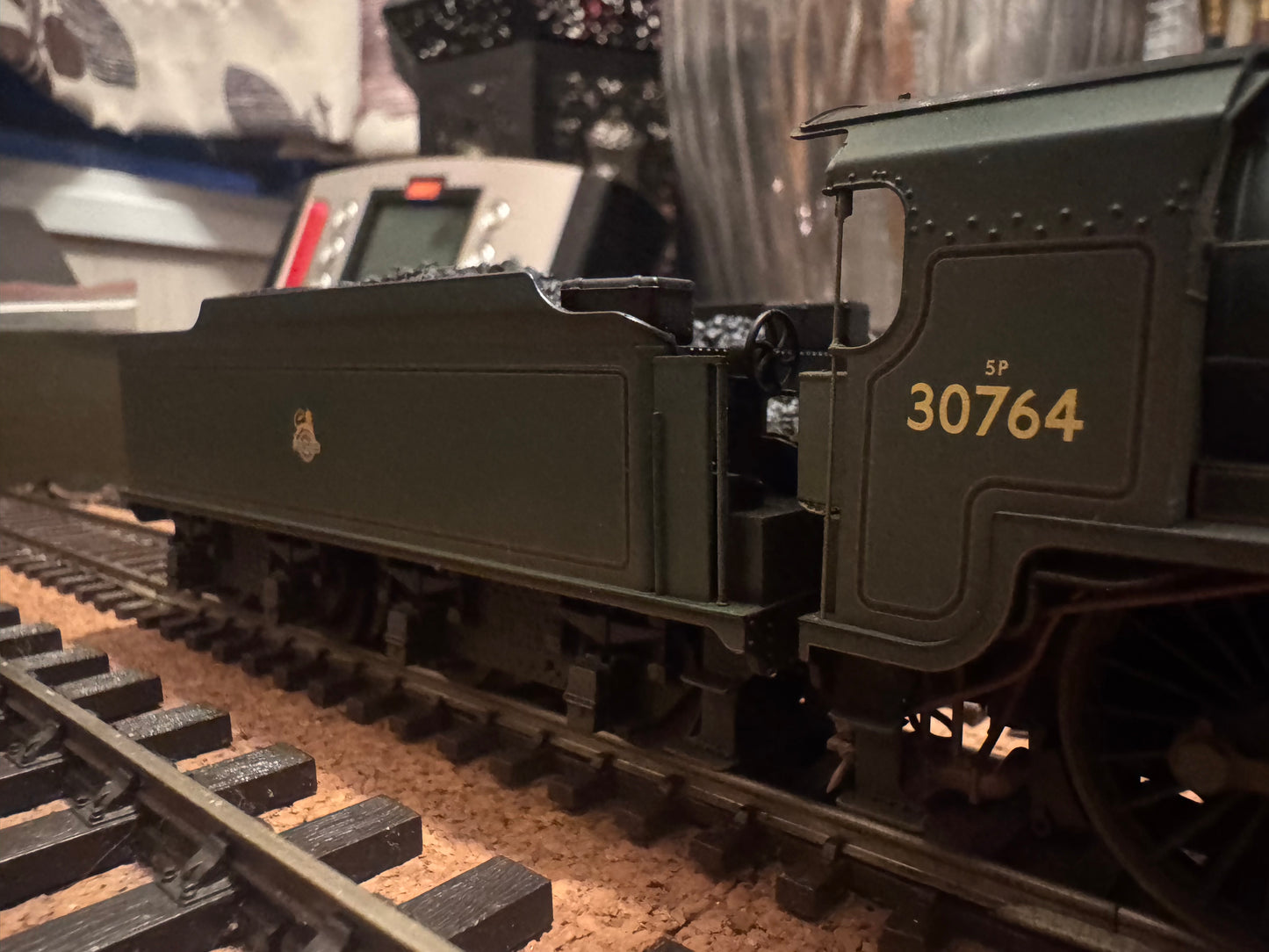 Hornby R2581 (OO) Ex SR, N15 ‘King Arthur’ No.30764 “Sir Gawain” in Weathered British Railways Lined Passenger Green. DCC Ready. (Shed Code 73A, Stewart’s Lane Depot). 