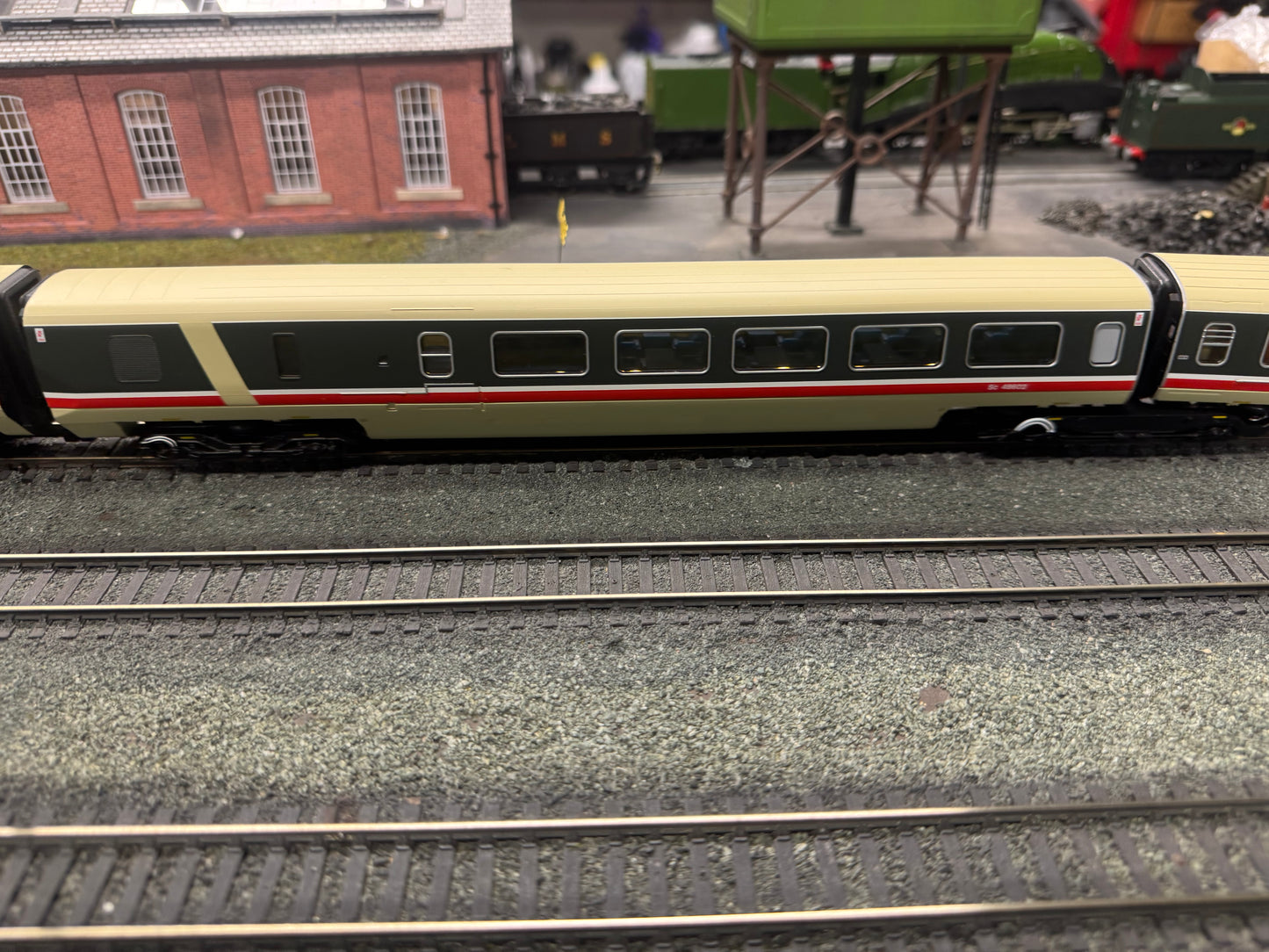 Hornby 30104 (OO) British Rail Class 370, Advanced Passenger Train No.370002 in BR Intercity livery, 5 car set. DCC Ready