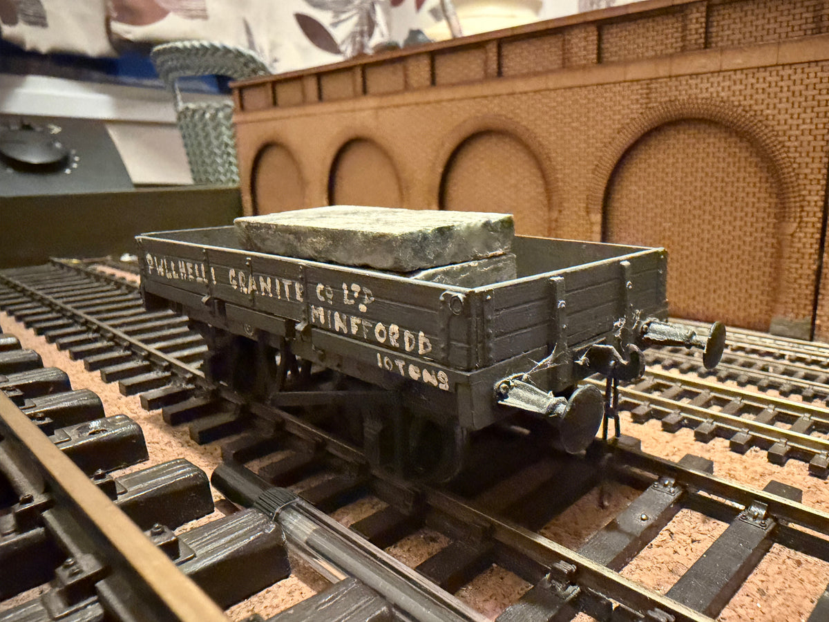 Three Aitch Mouldings (O Gauge) Pwllheli Granite Co Ltd of Minffordd 10T Three Plank Wagon with Load 