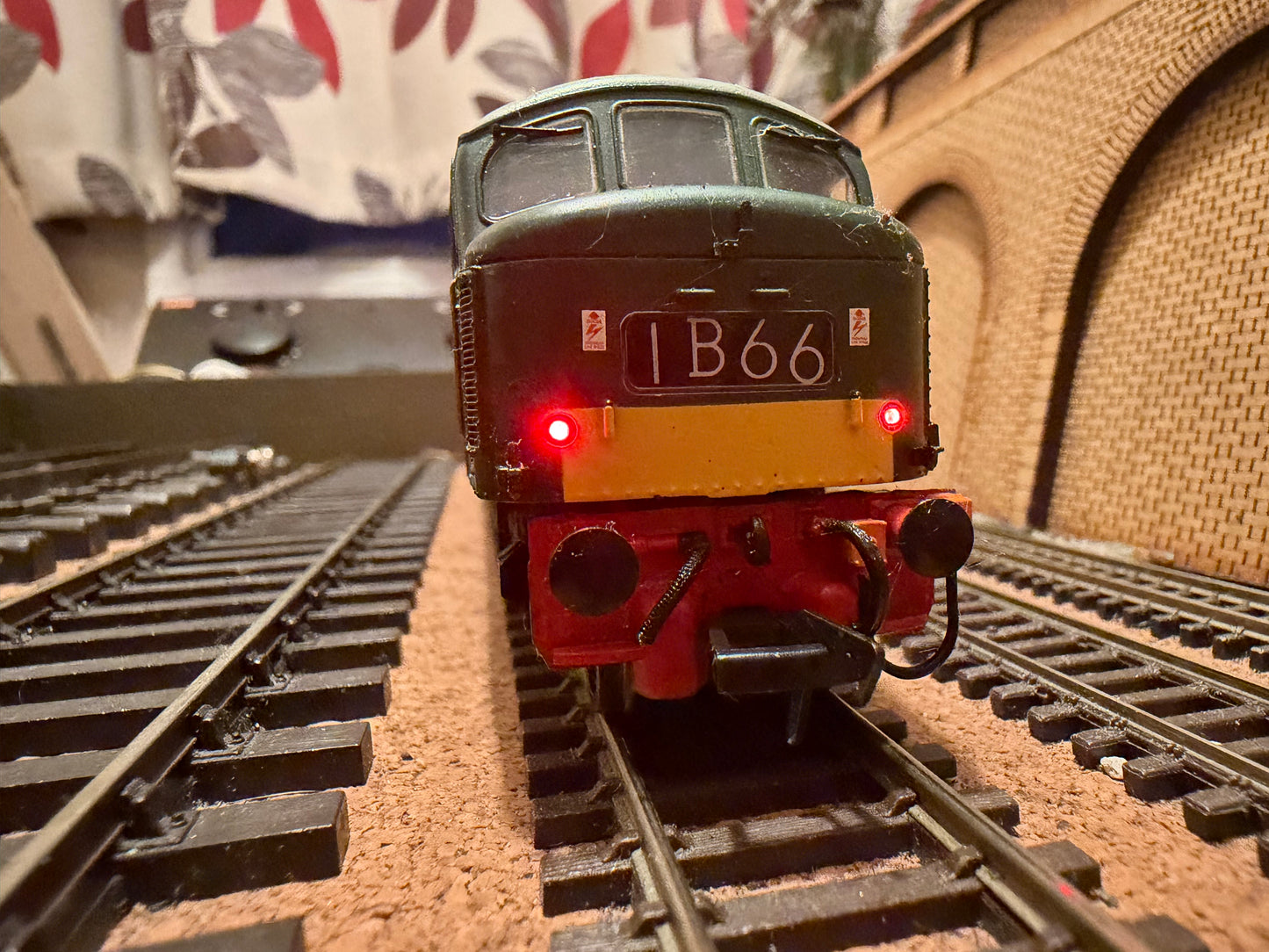 Bachmann 32-702DC (OO) British Railways, Sulzer / Brush Type 4 [Class 46] ‘Peak’ D188 in BR Green with small yellow ends. DCC Fitted 