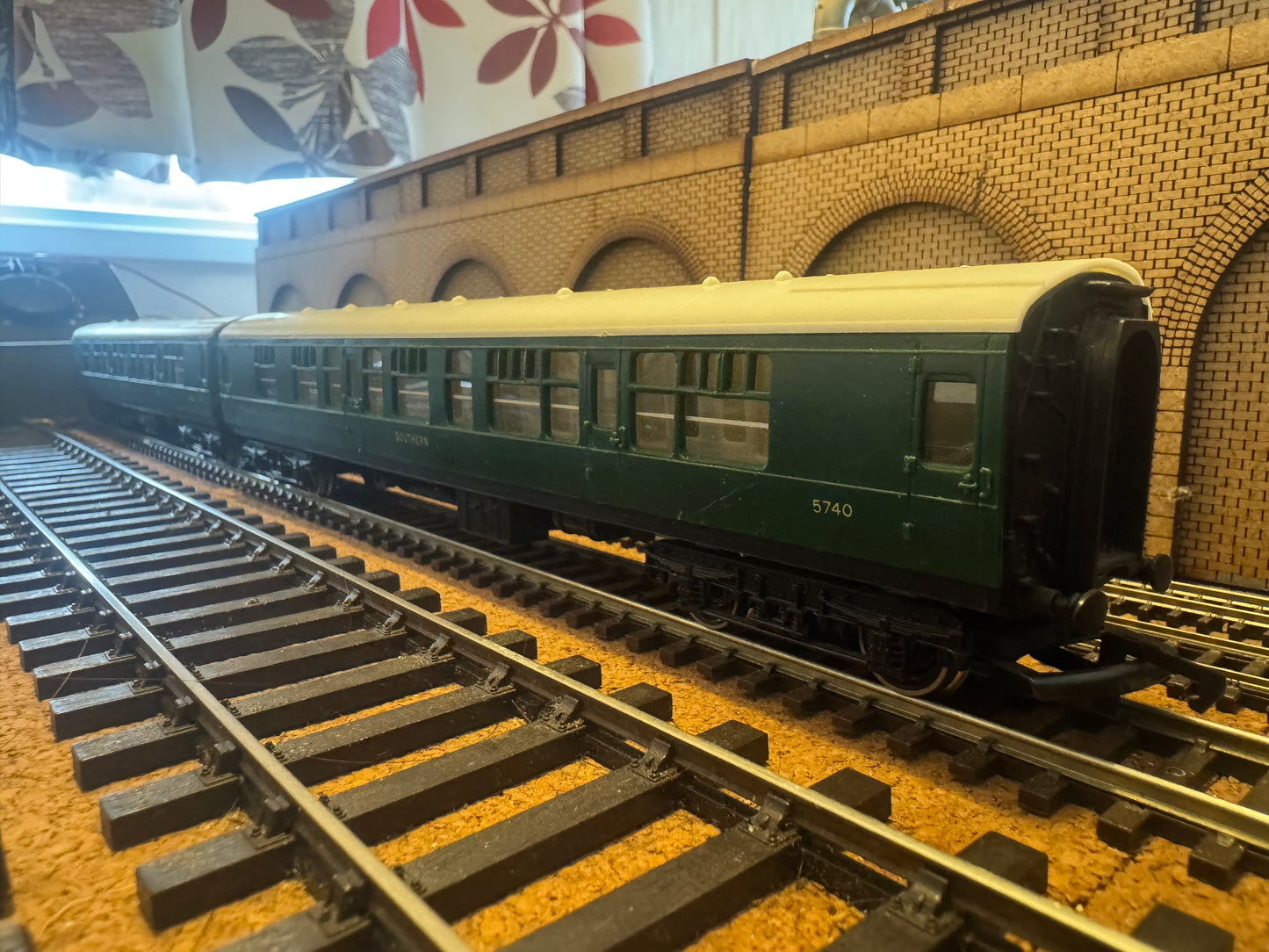 Tri-ang Hornby R933 (OO) British Railways MK1 Second Corridor No.5740 in Southern Railway Green. 