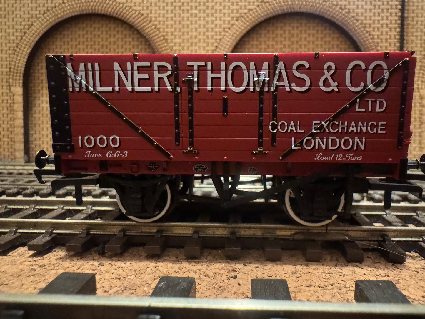 Oxford Rail OR76MW7027 (OO) Milner Thomas & Co Ltd Severn Plank Open Wagon No.1000 