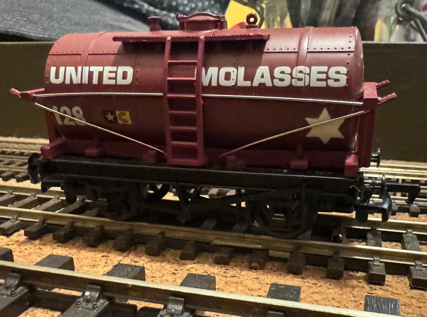 Mainline (OO) United Molasses 12ton Tank Wagon, No.128