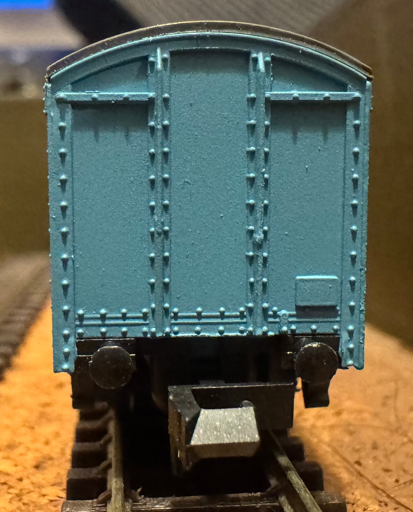 Peco NR-9B (N Gauge) British Railways, SPV Parcels Van, No.E87641 in British Rail Express Parcels Blue 