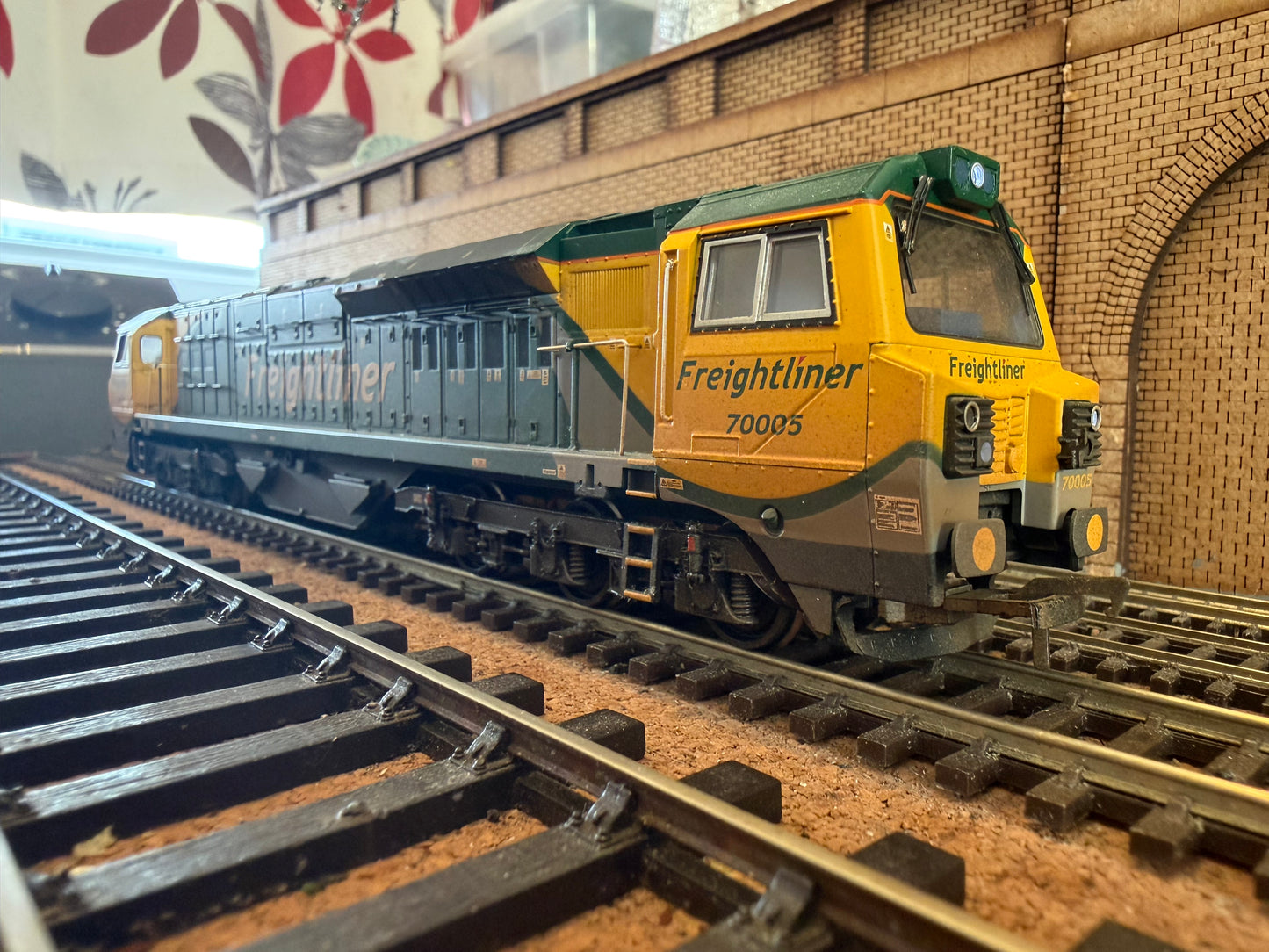 Bachmann 31-588 (OO) General Electric Class 70 No.70005 in Weathered Freightliner Powerhaul Livery. DCC Ready 