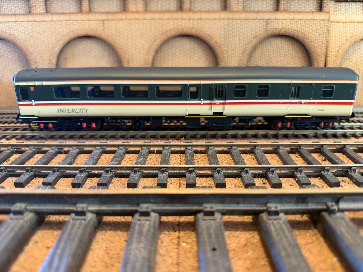 Hornby R4618 (OO) British Rail, MK2E Brake Standard Open No.9504 in Intercity Executive Livery.