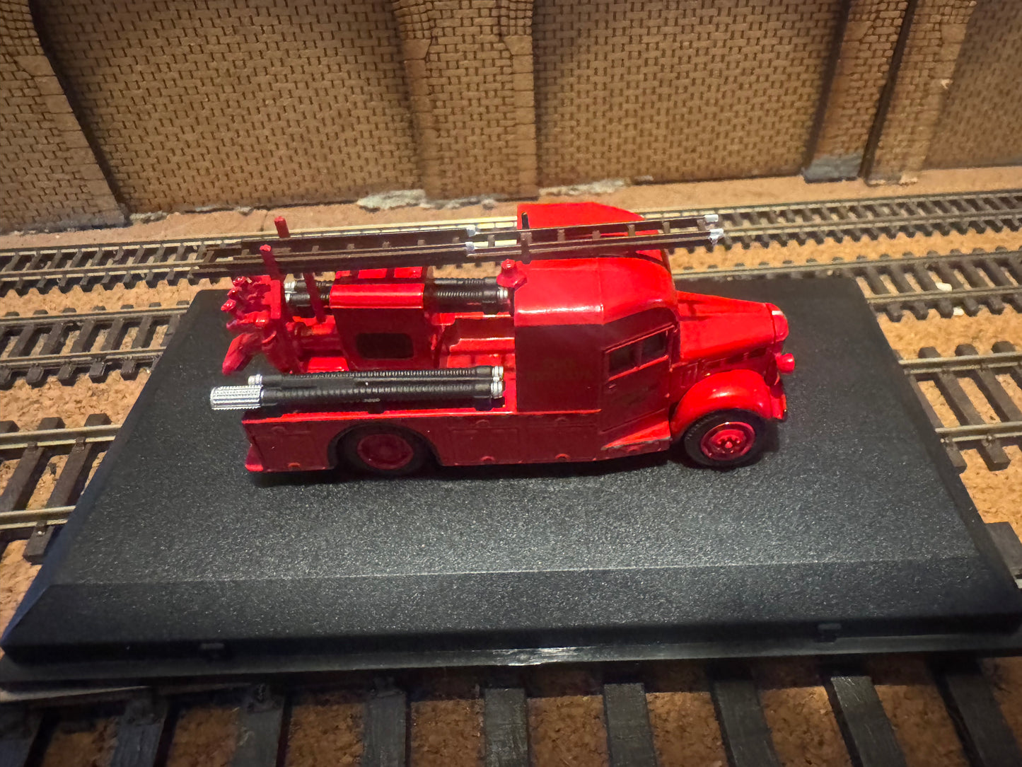 Oxford Diecast 76BHF004 (OO / 1:76) Bedford WLG Heavy Unit, Fire Engine in Bertram Mills Circus Livery 