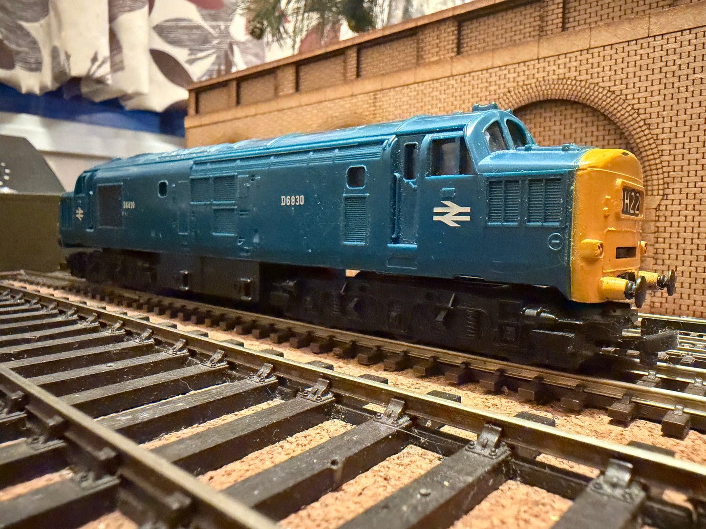 Tri-ang R751 (OO) British Railwaysc English Electric Type 3 [Class 37] No.D6830 in Pre-TOPS British Rail Blue. 
