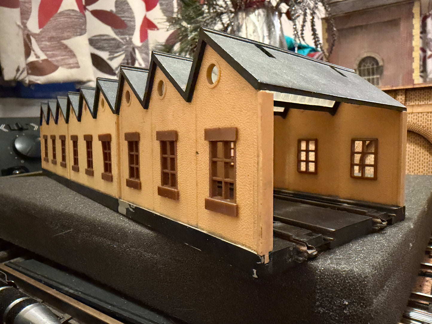 Tri-ang T.28 (TT) x3 Type A Twin Road Loco shed with six inspection pits. 