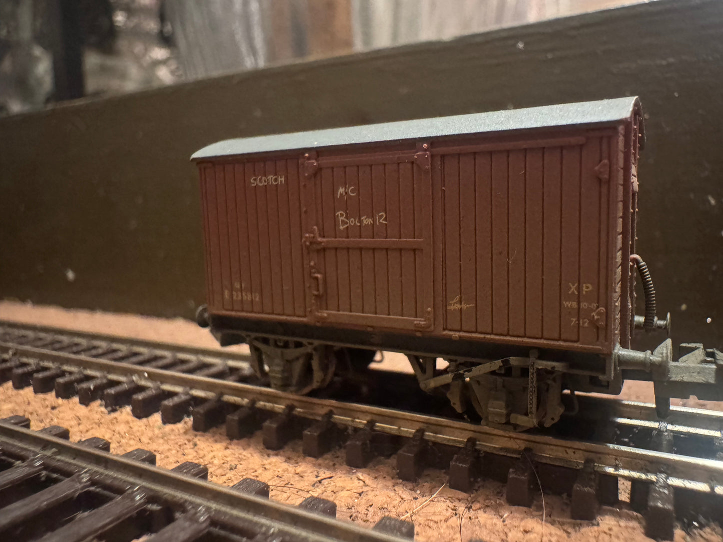 Graham Farish 377-990 (N Gauge) Ex LNER 12T ventilated vans in weathered and graffitied British Railways Bauxite. Pack of 3. 