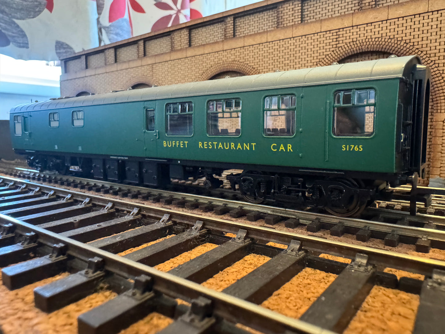 Hornby R4972 (OO) British Railways MK1 Restaurant Buffet No.S1765 in BR Southern Region Green 