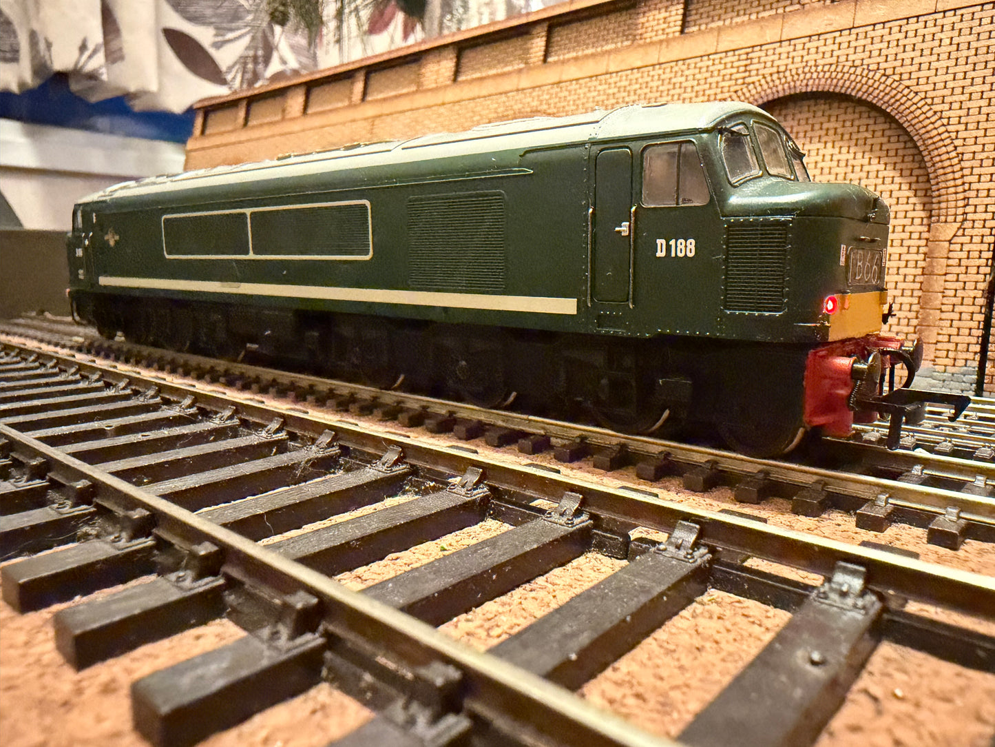 Bachmann 32-702DC (OO) British Railways, Sulzer / Brush Type 4 [Class 46] ‘Peak’ D188 in BR Green with small yellow ends. DCC Fitted 