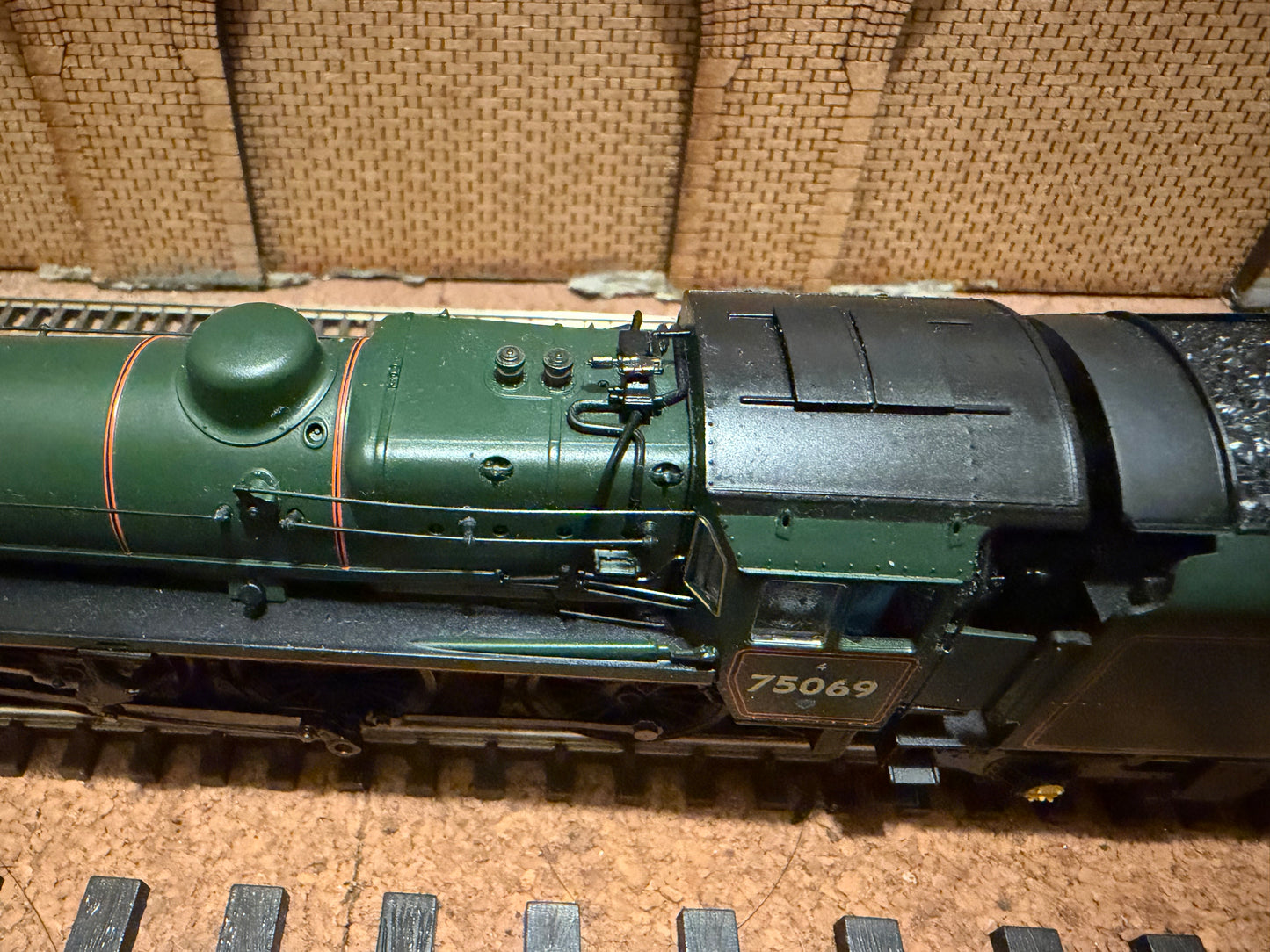 Bachmann 31-116 (OO) British Railways Standard 4MT 4-6-0 No.75069 with BR1B Tender in as Preserved BR Western Region Lined Green. DCC Fitted 