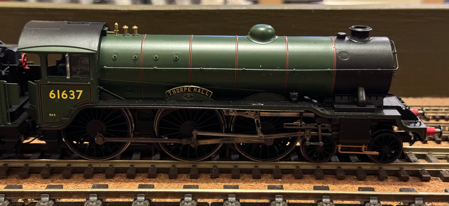 Hornby (OO) Ex London North Eastern Railway, B17/1 No.61637 “Thorpe Hall” in British Railways Lined Green (Shed Code 32B, Ipswich Depot) DCC Fitted.