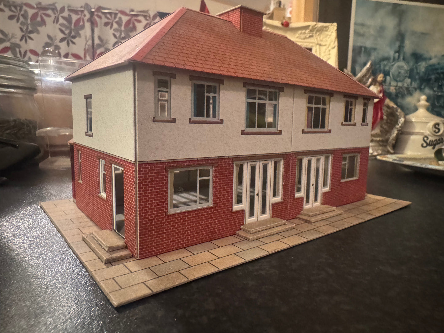 Metcalfe PO266 (OO / 1:76) 1930s Suburban Semi and Garages. Pre Made 