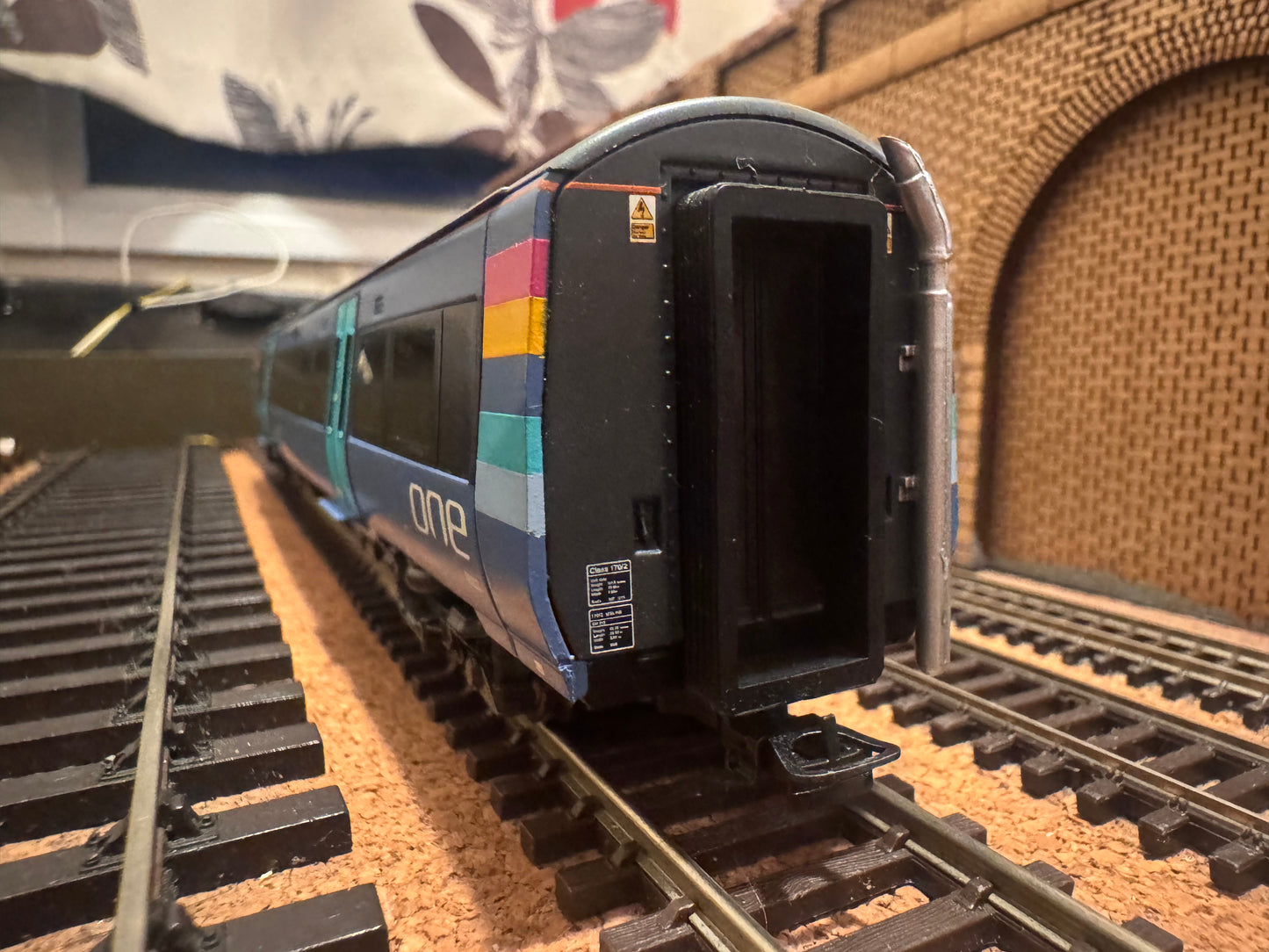 Bachmann 32-464 (OO) Adtranz / Bombardier Three Car Class 170 ‘Turbostar’ No.170202 in National Express’s ‘One Anglia’ livery.