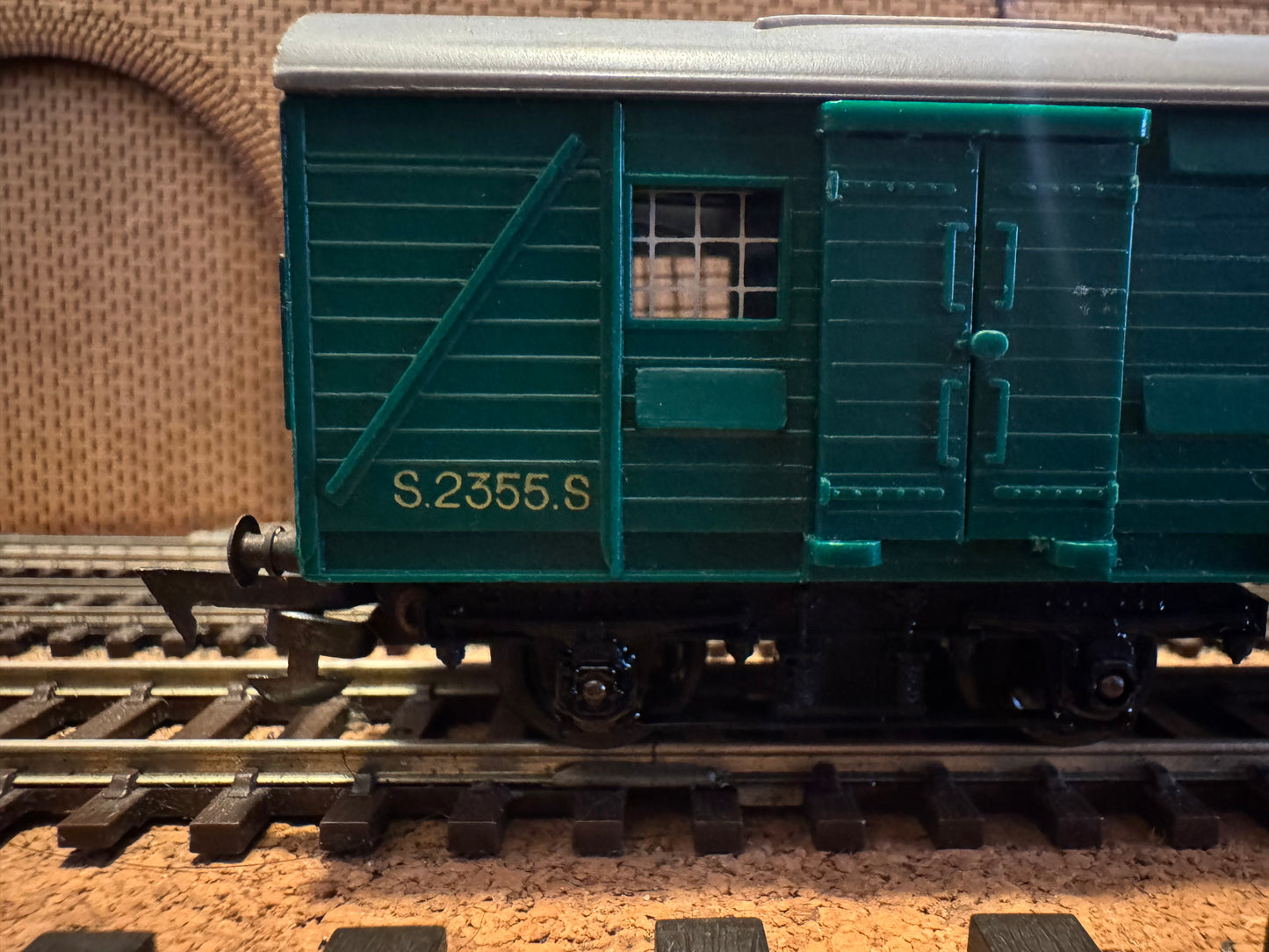 Tri-ang R.226 (OO) Ex SR Utility Parcels Van No.S2355S in British Railways Southern Region Green 