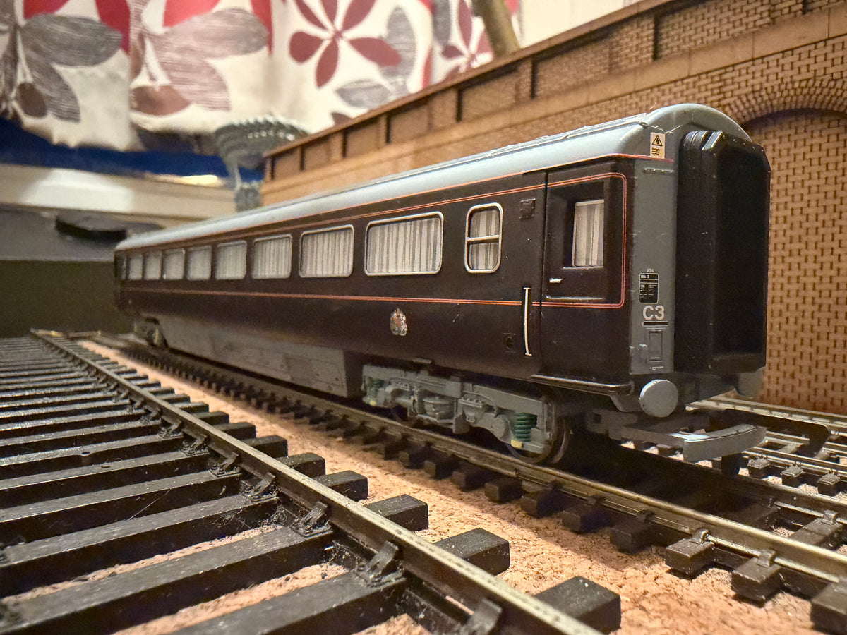 Hornby R4400 (OO) Ex British Rail, Mk3, Queen Elizabeth II Saloon Coach No.2903 in EWS / DB Cargo Royal Rail Dark Claret 