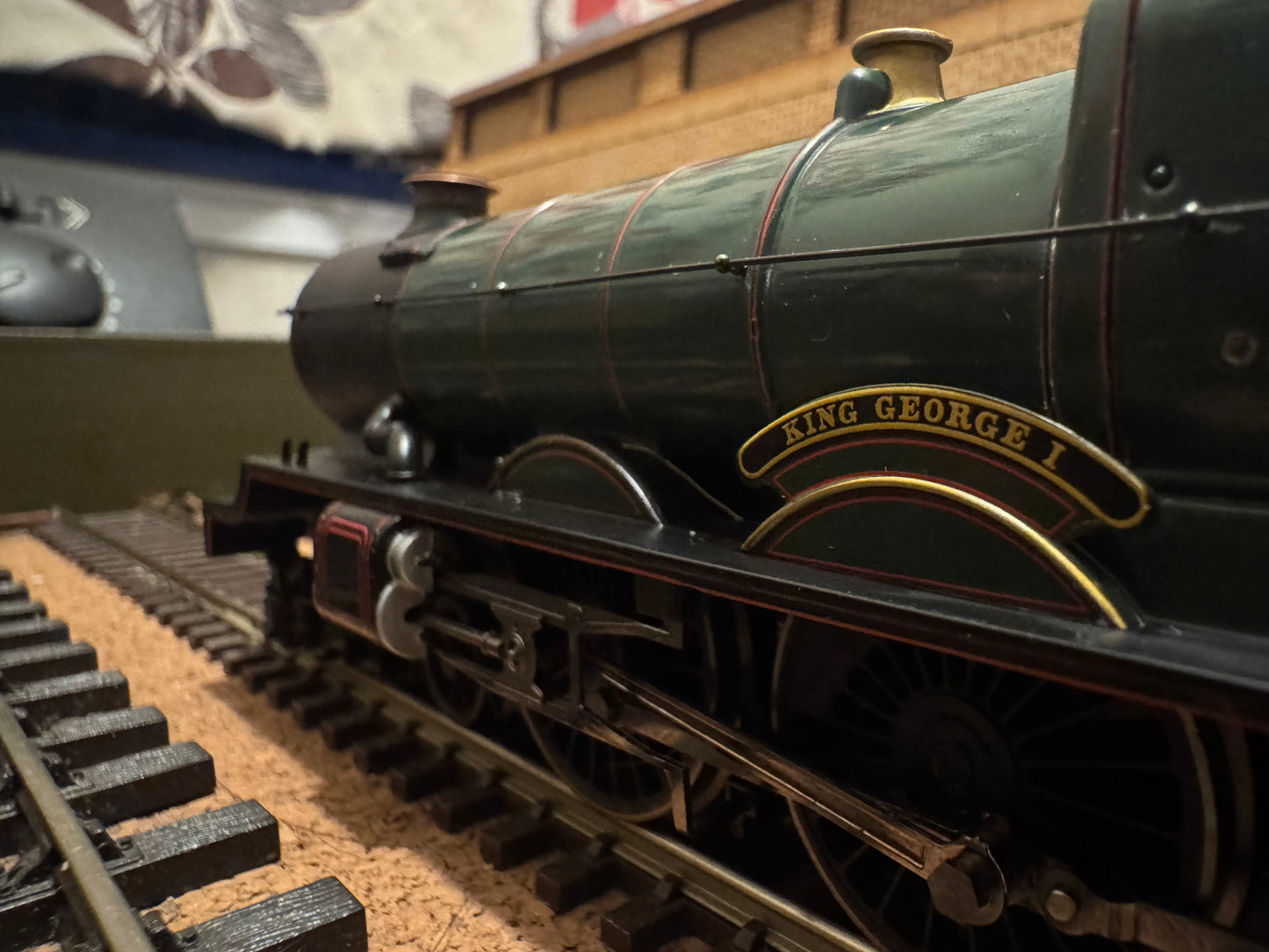 Hornby R2544 (OO) Great Western Railway 60xx ‘King Class’ No.6006 “King George I” in GWR Pre-war Shirt Button Livery. DCC Ready 