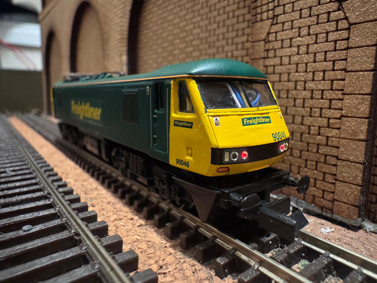 Graham Farish 371-777 (N Gauge) Ex BR Class 90, No.90046 in Freightliner Green & Yellow. DCC Fitted.