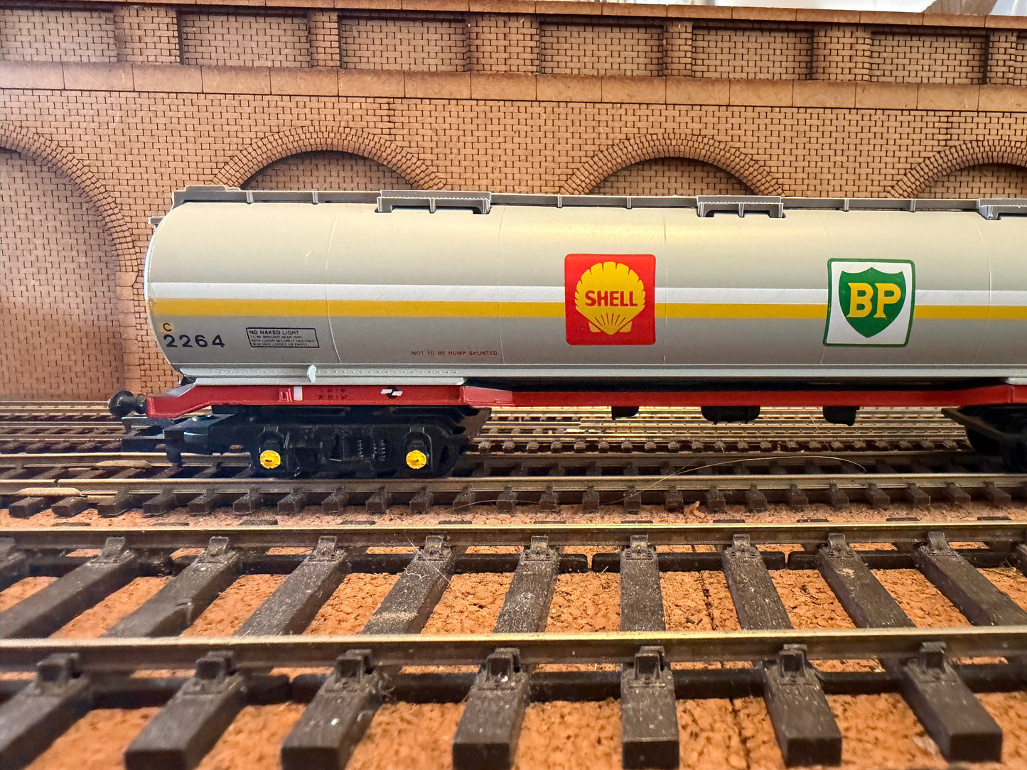 Hornby R669 (OO) British Rail 100T TEA Tank Wagon No.2264 in British Petroleum / Shell livery 
