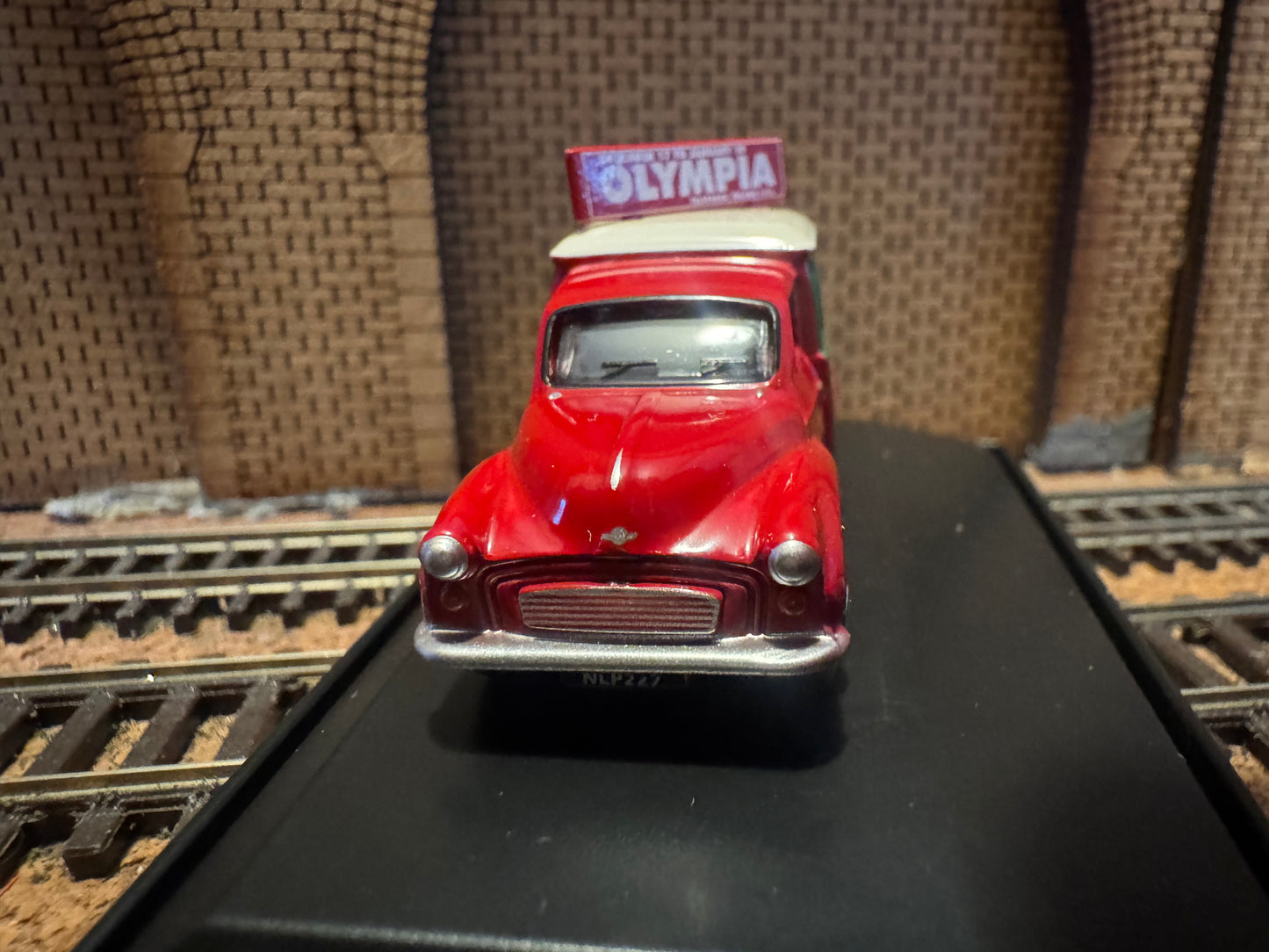 Oxford Diecast 76MM058 (OO / 1:76) Morris 1000 Van in Bertram Mills Cercus livery. 