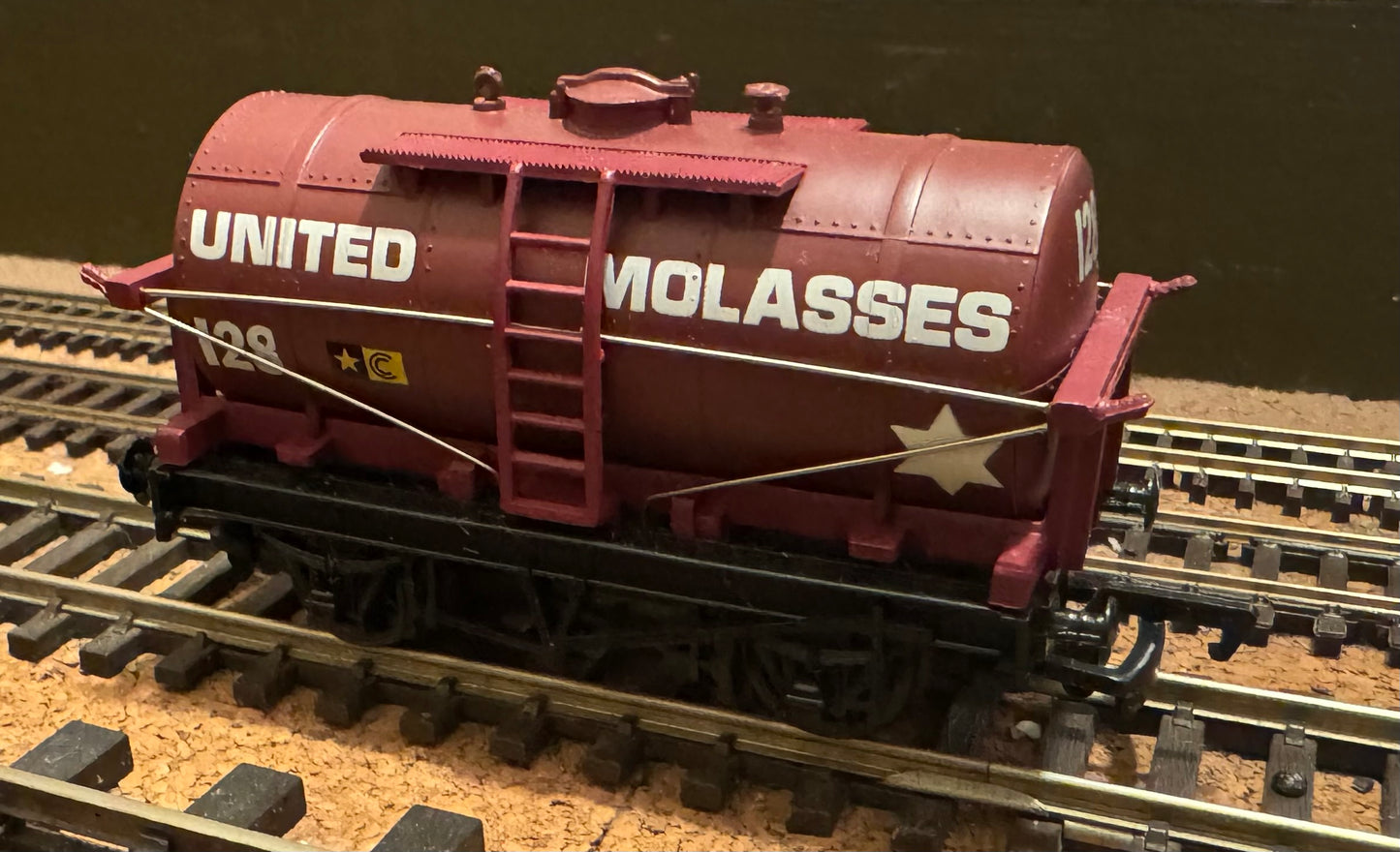 Mainline (OO) United Molasses 12ton Tank Wagon, No.128