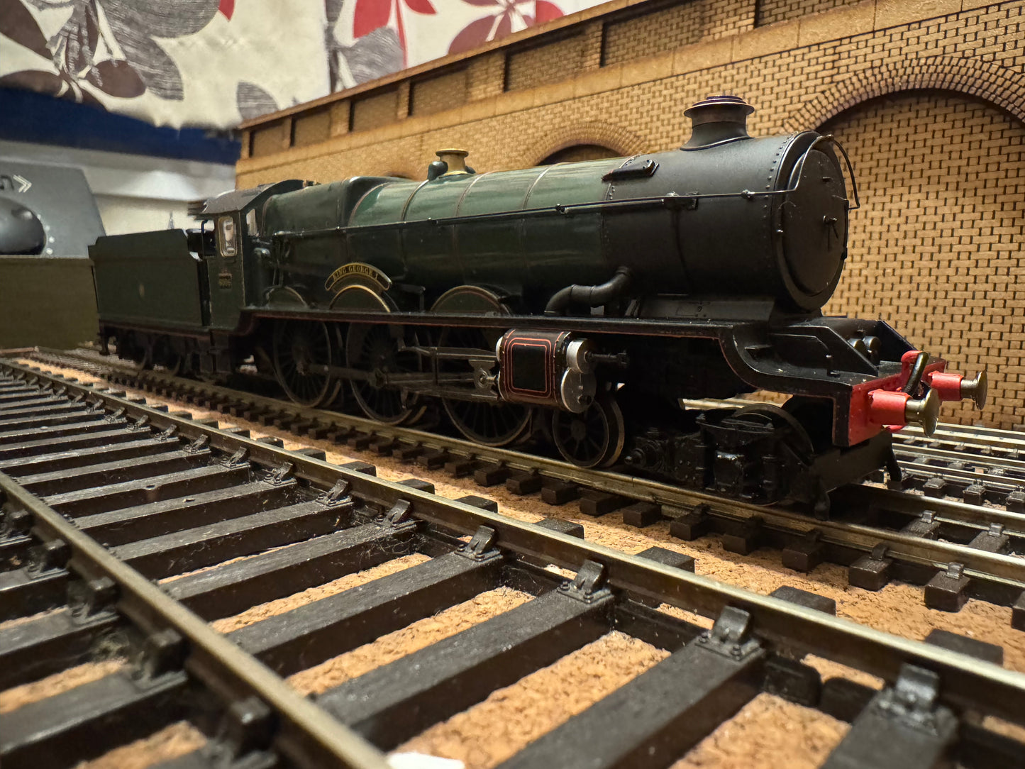 Hornby R2544 (OO) Great Western Railway 60xx ‘King Class’ No.6006 “King George I” in GWR Pre-war Shirt Button Livery. DCC Ready 
