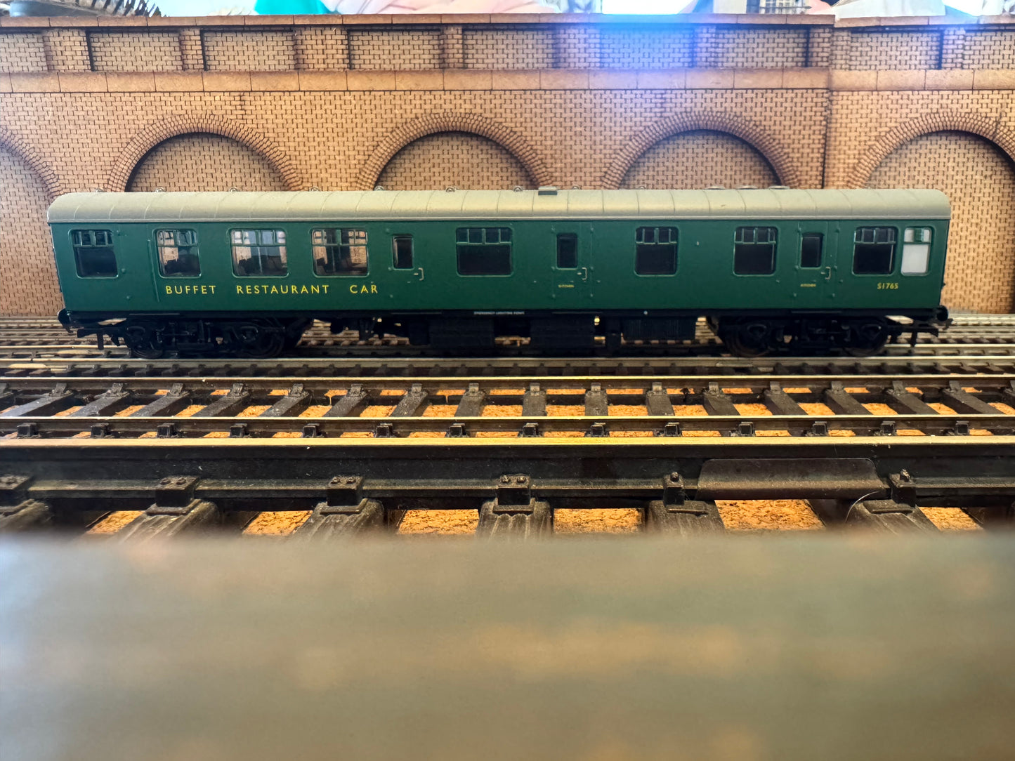 Hornby R4972 (OO) British Railways MK1 Restaurant Buffet No.S1765 in BR Southern Region Green 