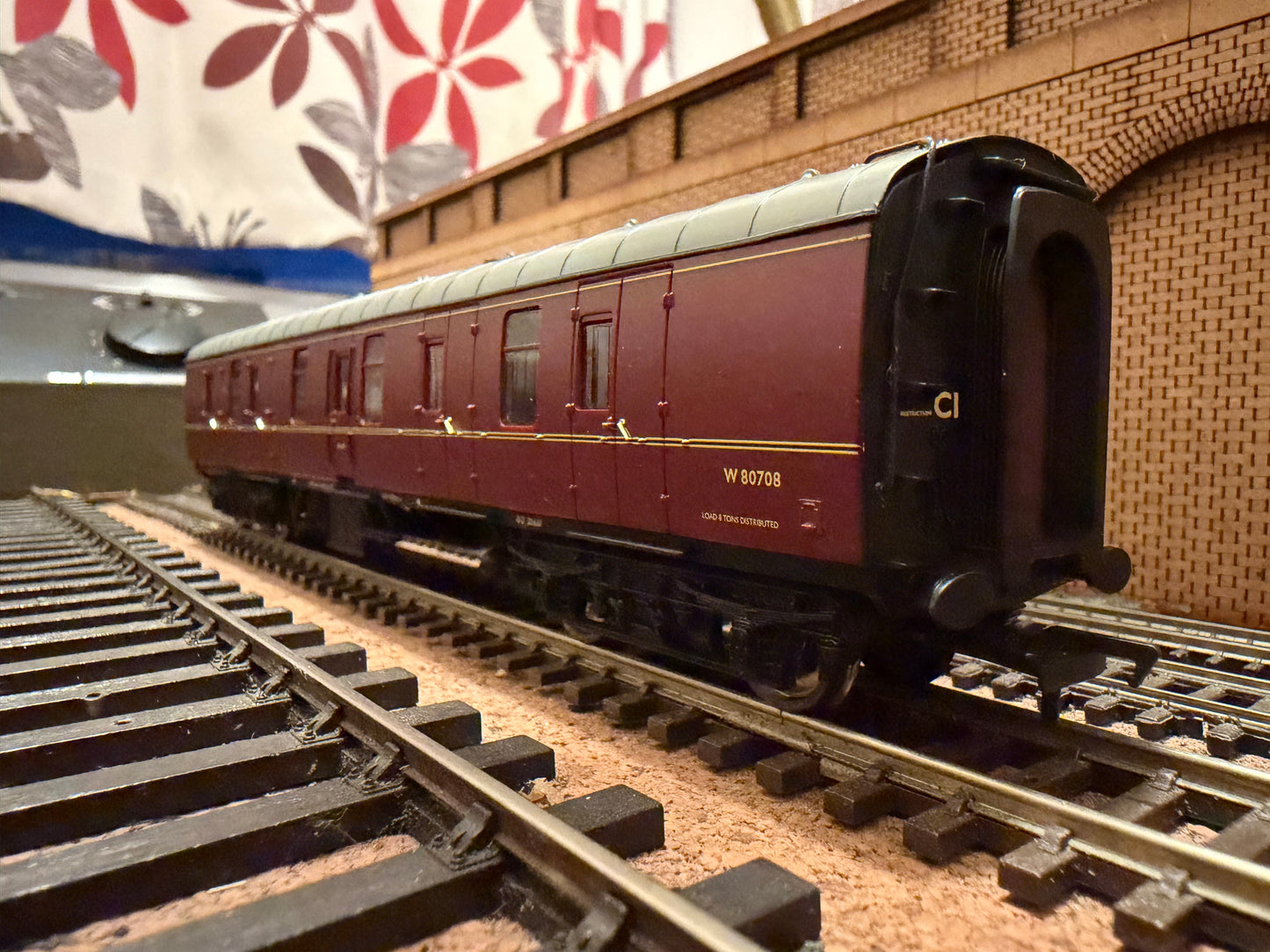 Bachmann 39-176C (OO) British Railways MK1, 57ft Full Brake No.W80708 in BR Maroon. 