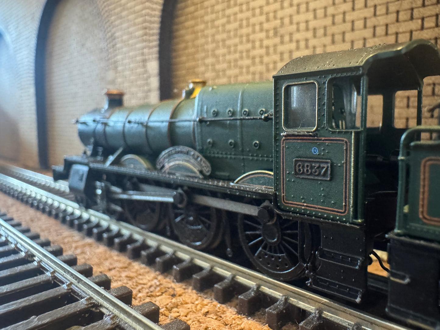 Dapol 2S-019-005 (N Gauge) Ex GWR 68xx ‘Grange’ No.6837 “Forthampton Grange” with 3500 Gallon Tender. (Shed Code 83F, Truro Depot) BR Lined Green. DCC Fitted