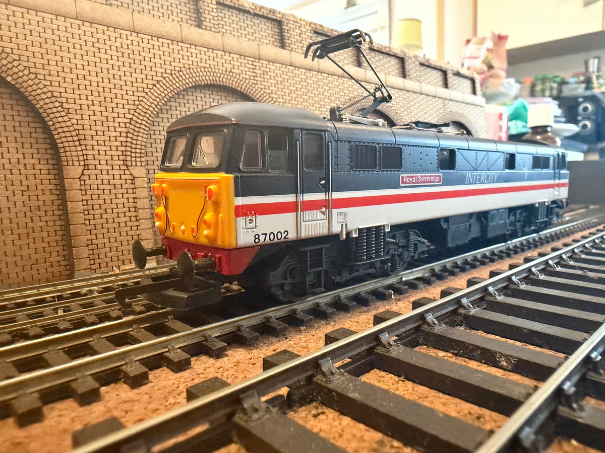 Lima 204810A6 (OO) British Rail Class 87/0 No.87002 “Royal Sovereign” in BR Intercity Swallow 