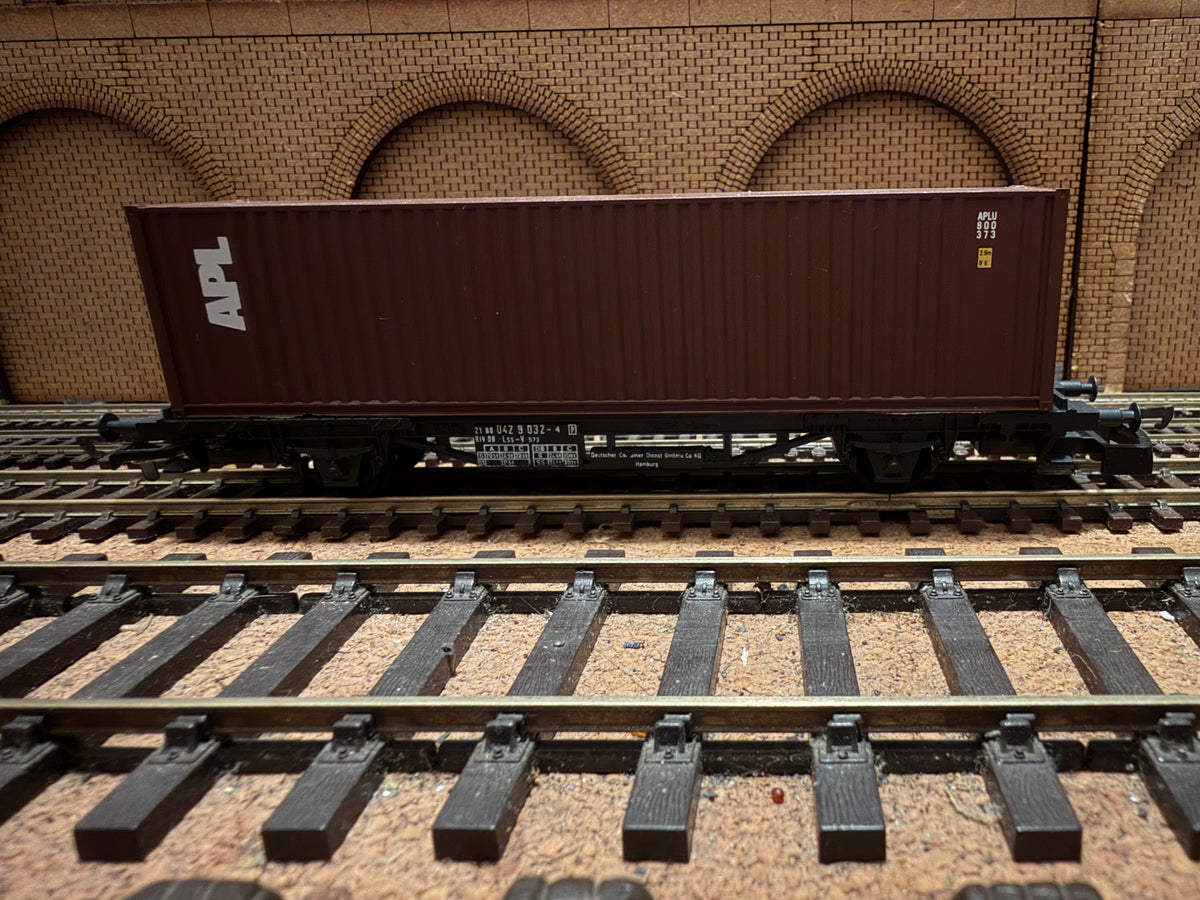 Lima 2853 (HO / OO) Four Wheeled Container Wagon with 1:76 scale APL Sea Container 