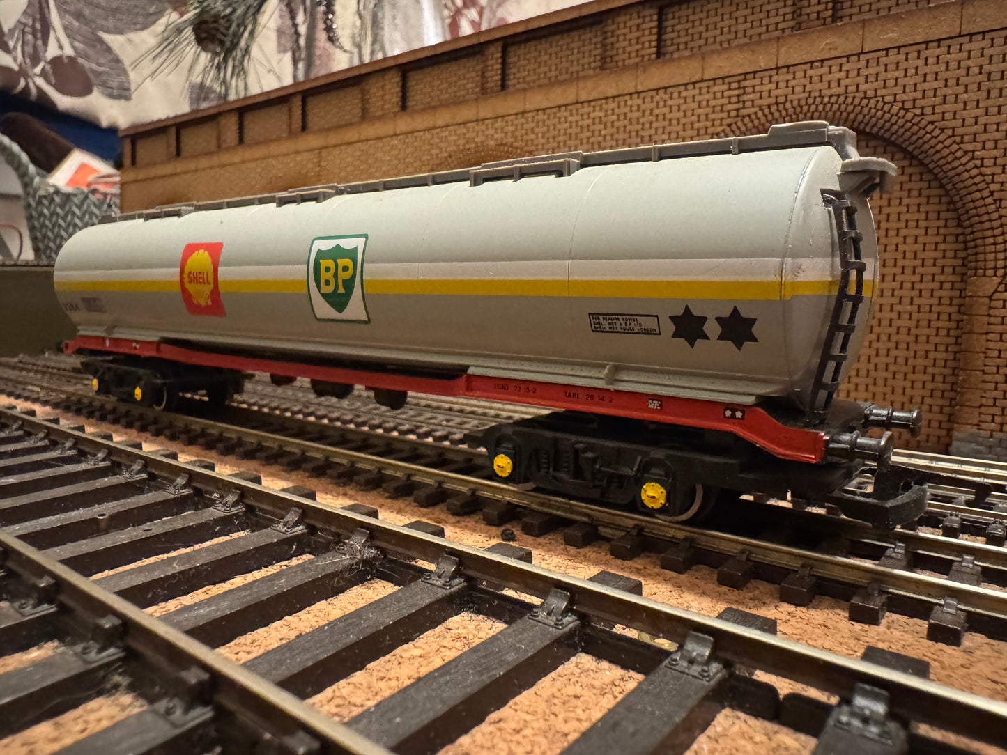 Hornby R.669 (OO) British Railway 100T TEA Tanker In Shell-BP livery 