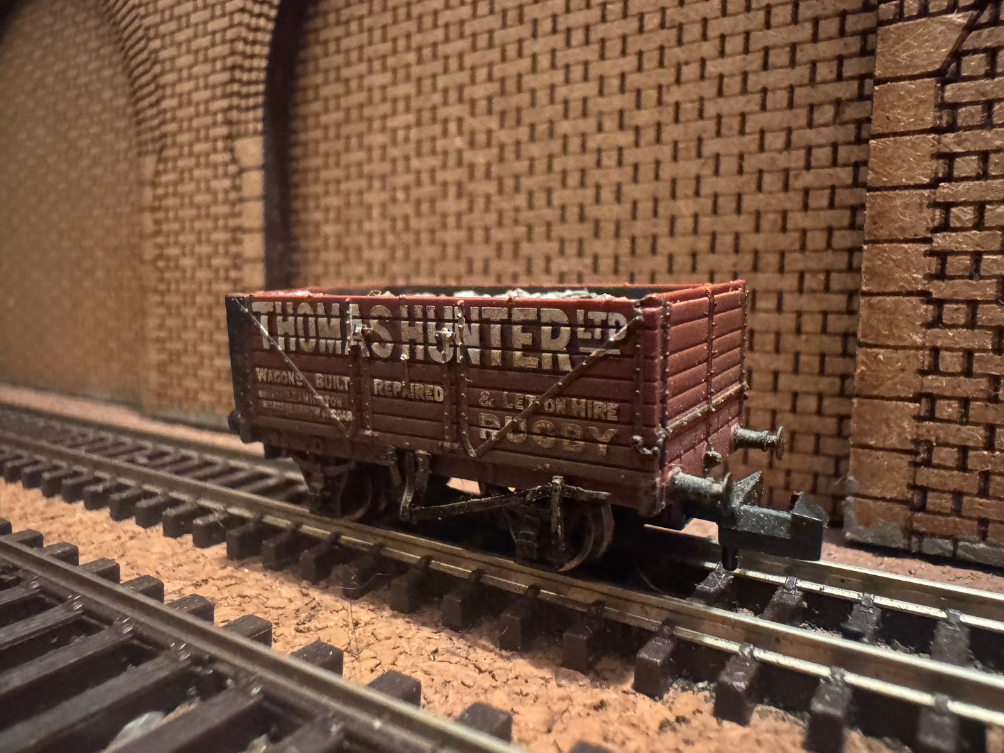 Graham Farish 377-2009K (N Gauge) Thomas Hunter Ltd Severn Plank Open Wagon. Weathered and with Load 