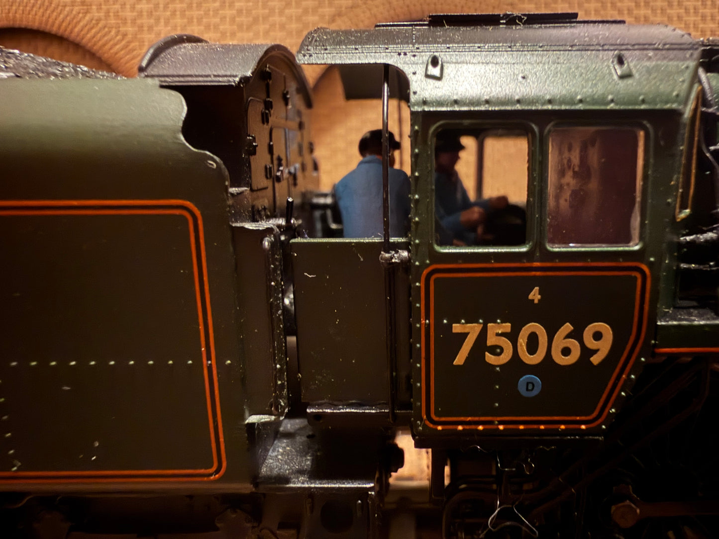 Bachmann 31-116 (OO) British Railways Standard 4MT 4-6-0 No.75069 with BR1B Tender in as Preserved BR Western Region Lined Green. DCC Fitted 