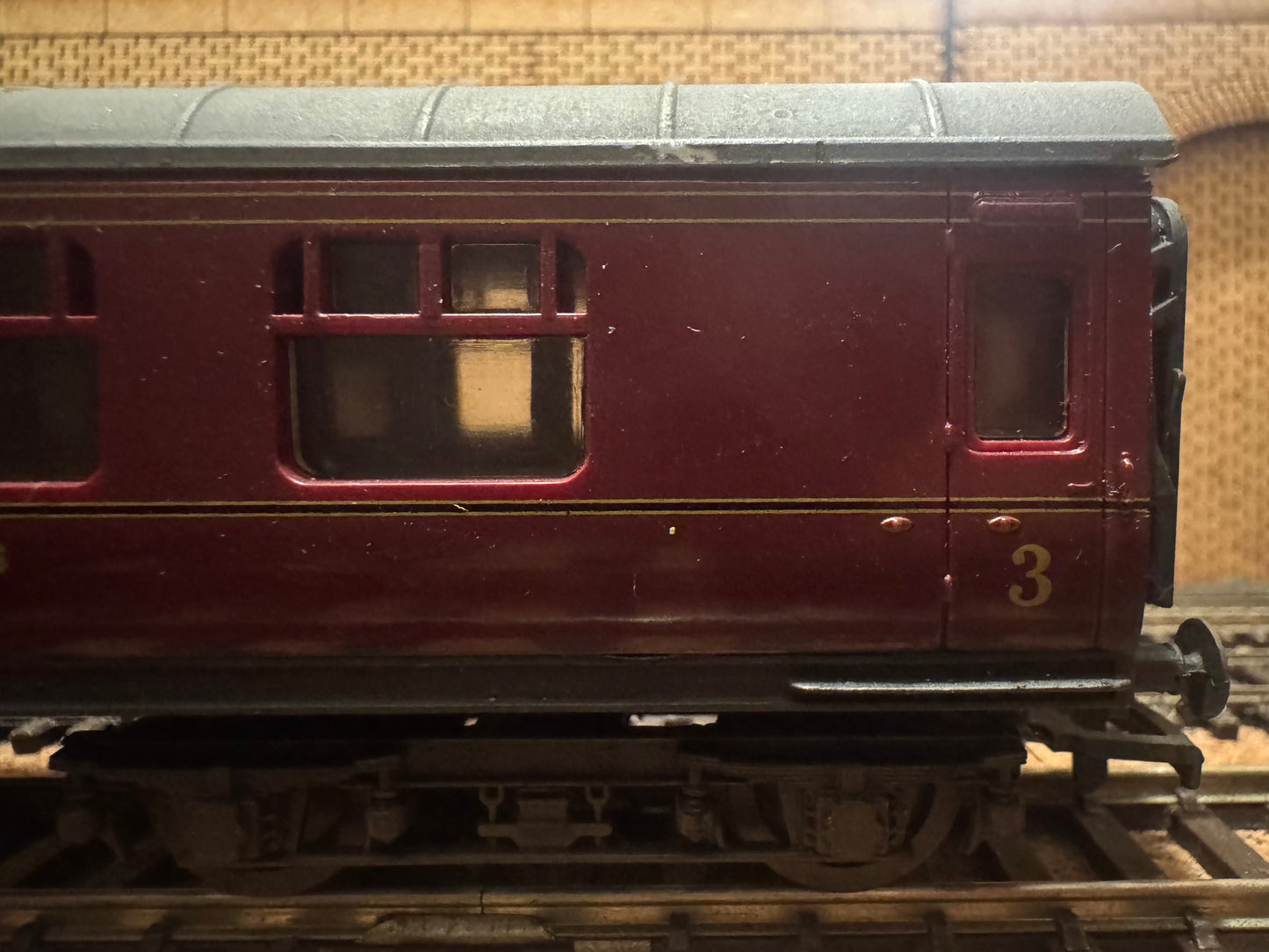 Mainline (OO) London Midland & Scottish Railway, 60ft Corridor Composite No.3936 in LMS Maroon. 