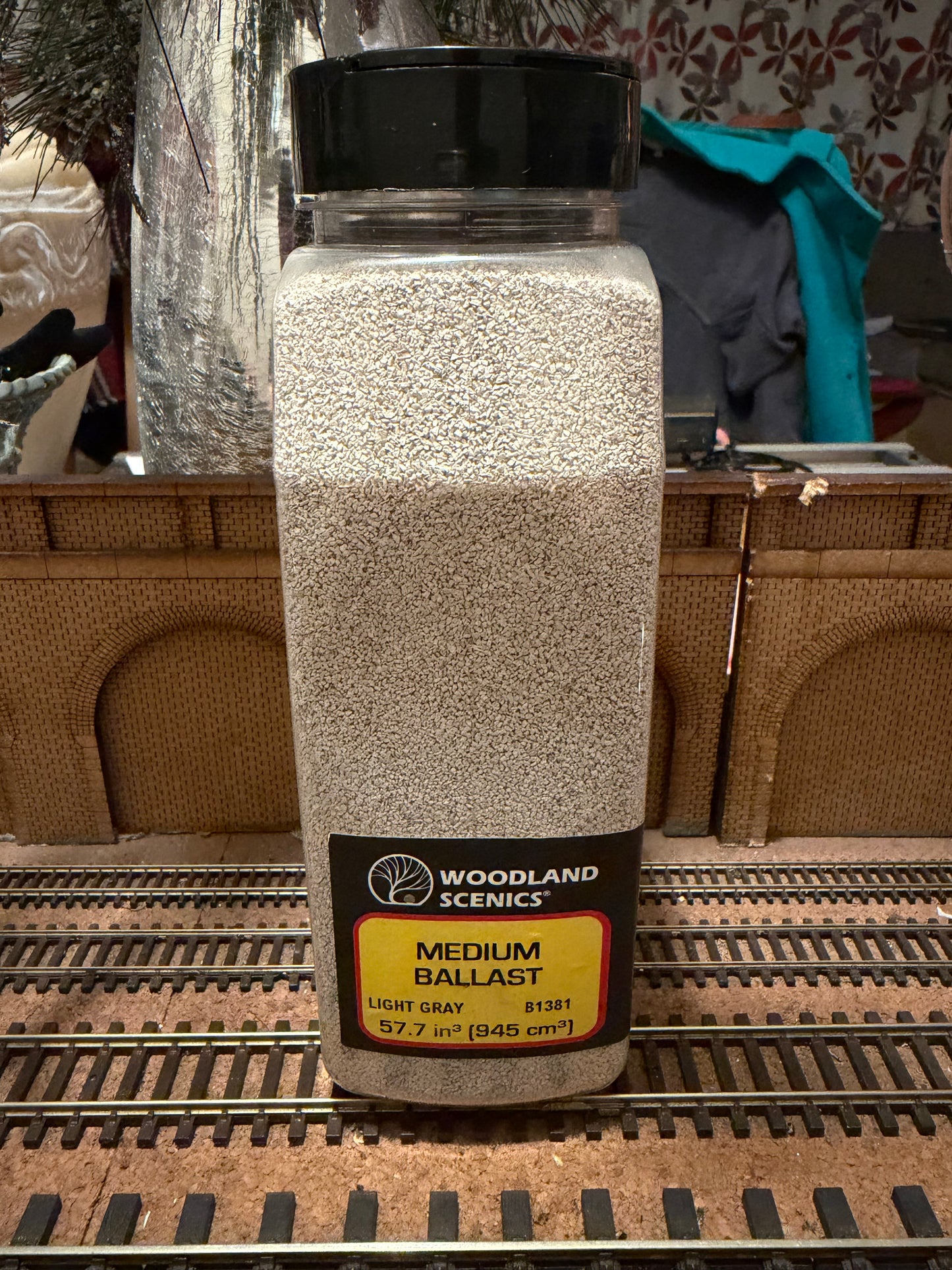 Woodland Scenics B1381, Medium Light Grey Ballast to Cover Approximately 945 square Centimetres.
