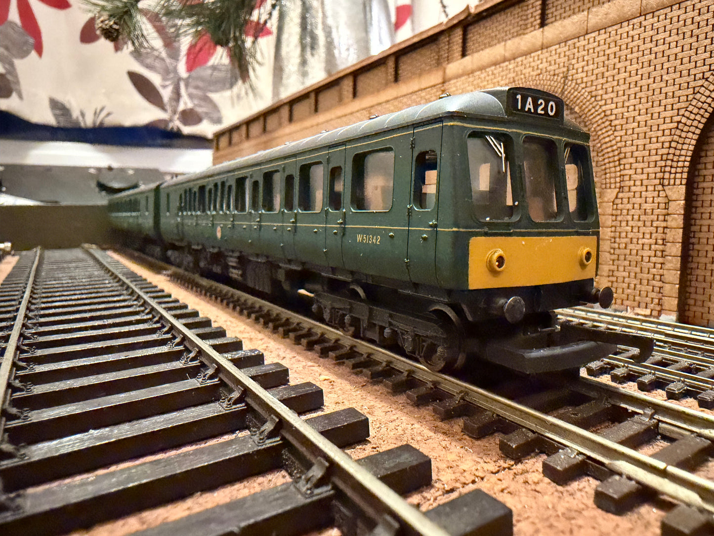 Lima 205137 (OO) British Railways, Pressed Steel, Two Car Diesel Multiple Unit [Class 117] x2 DMBS in BR green with small yellow ends. 