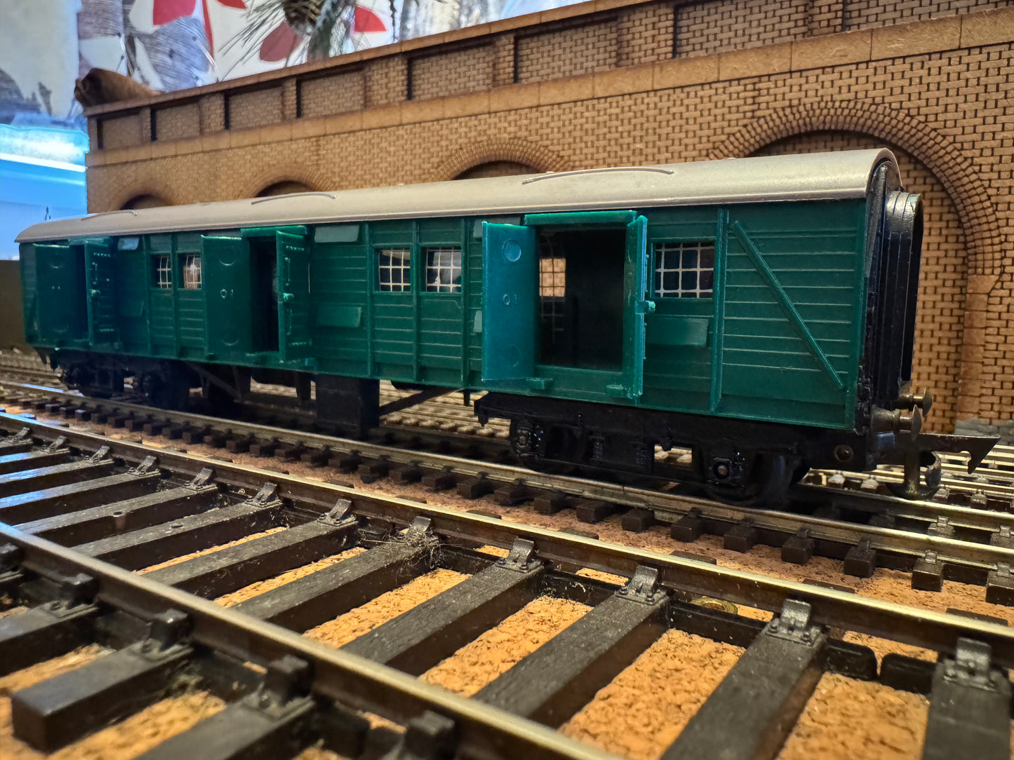 Tri-ang R.226 (OO) Ex SR Utility Parcels Van No.S2355S in British Railways Southern Region Green 