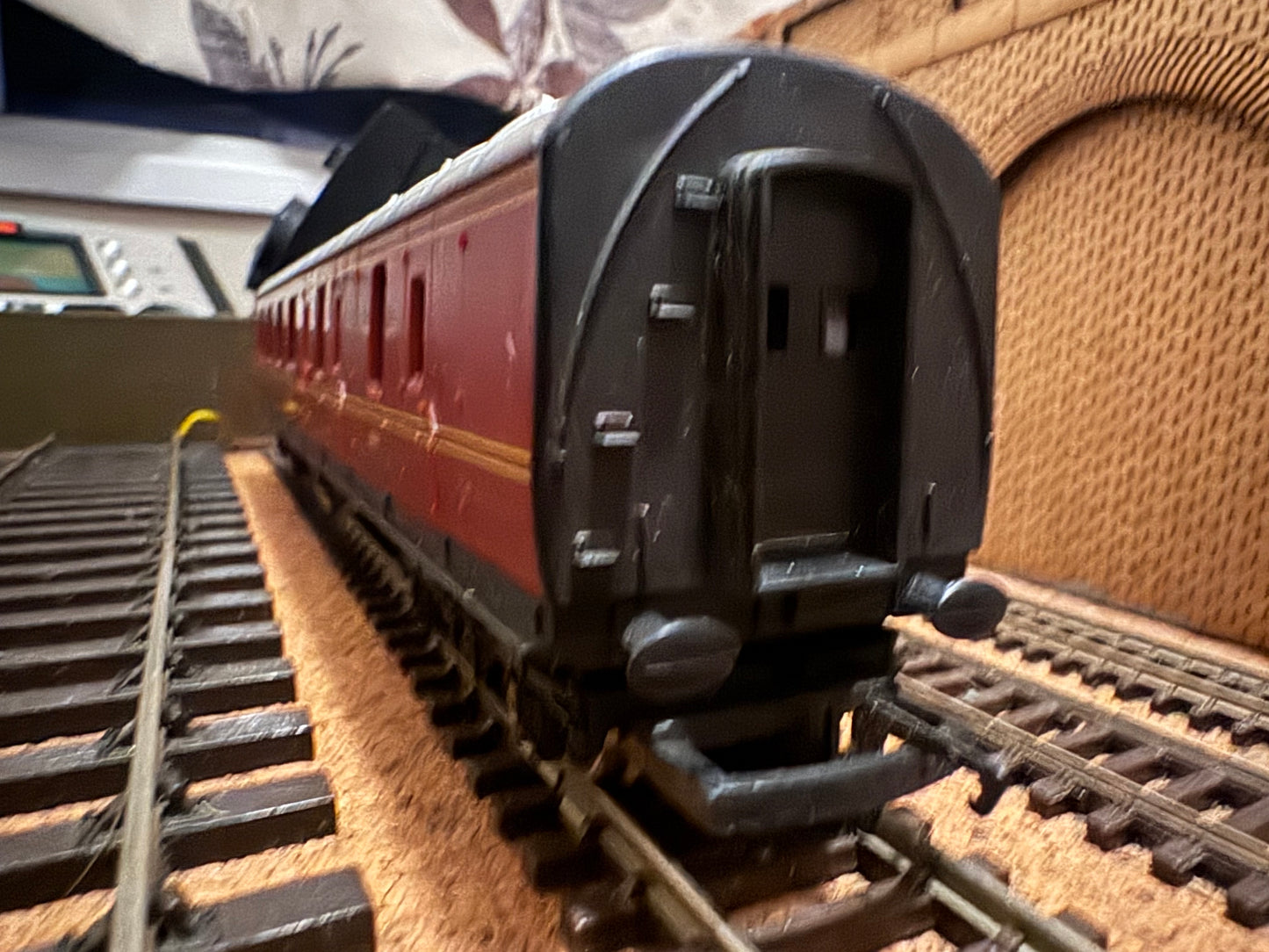 Hornby R475 (OO) London Midland & Scottish Railway ‘Stanier’ Corridor 3rd Brake No.5644 in LMS Lined Crimson 