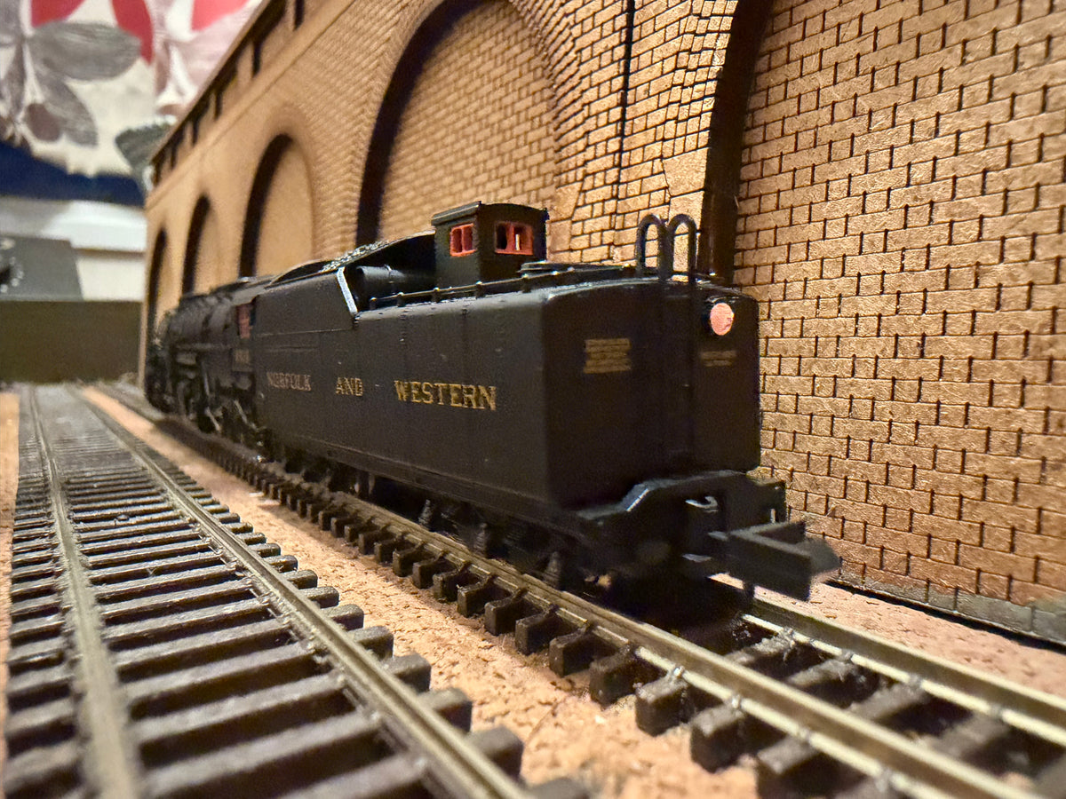 Life-Like Trains 7577 (N Scale) United States Railroad Administration 2-8-8-2 / Norfolk & Western Railroad Y2 No.2016 in N&W Black. 
