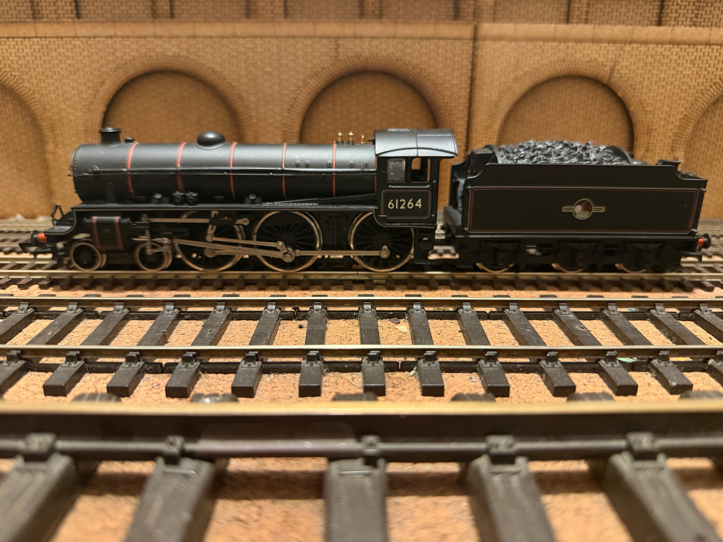 Replica Railways 11014A (OO) Ex LNER ‘Thompson’ B1 No.61264 in British Railways Lined Black 