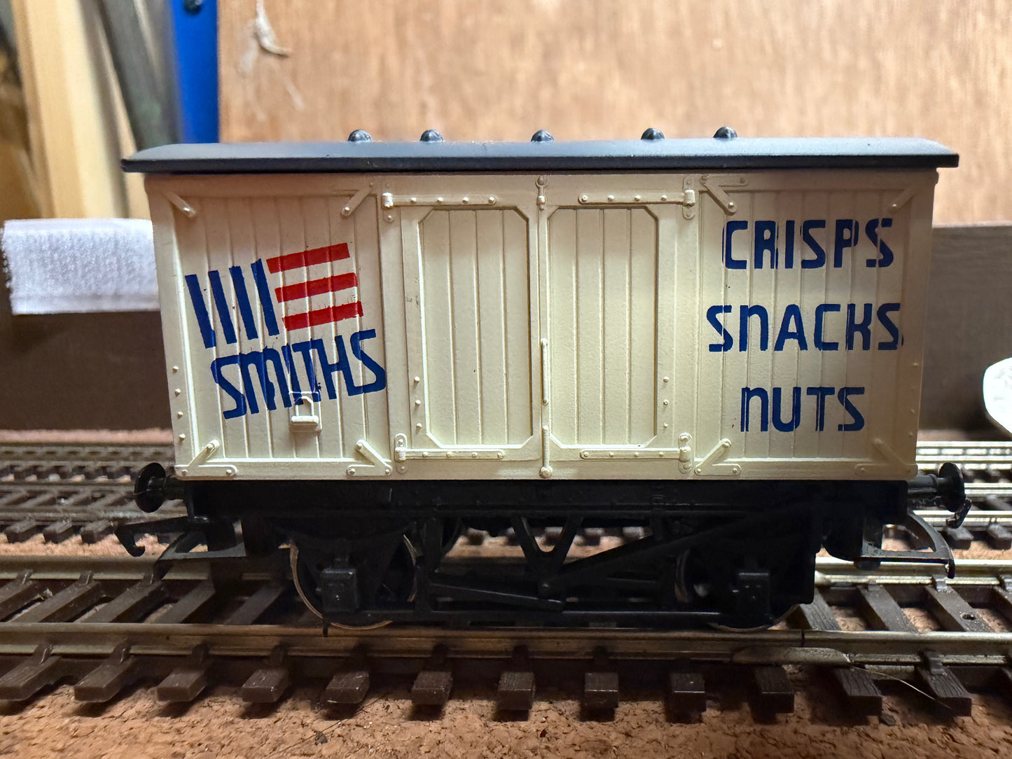Hornby R.135 (OO) Smith Snacks Van
