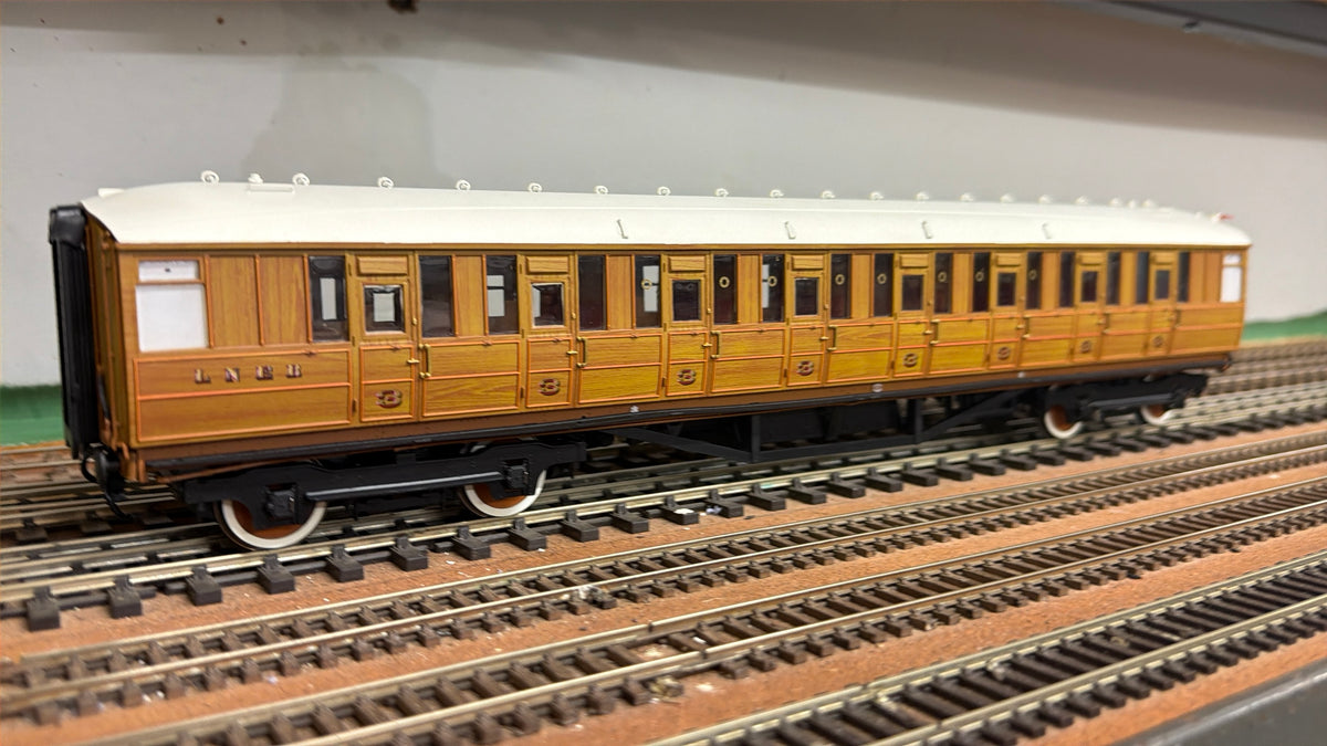 Hattons H7-TC115-001 (O Gauge) London North Eastern Railway, ‘Gresley’ Diagram 115 Corridor Third in LNER Varnished Teak. (Unnumbered) 